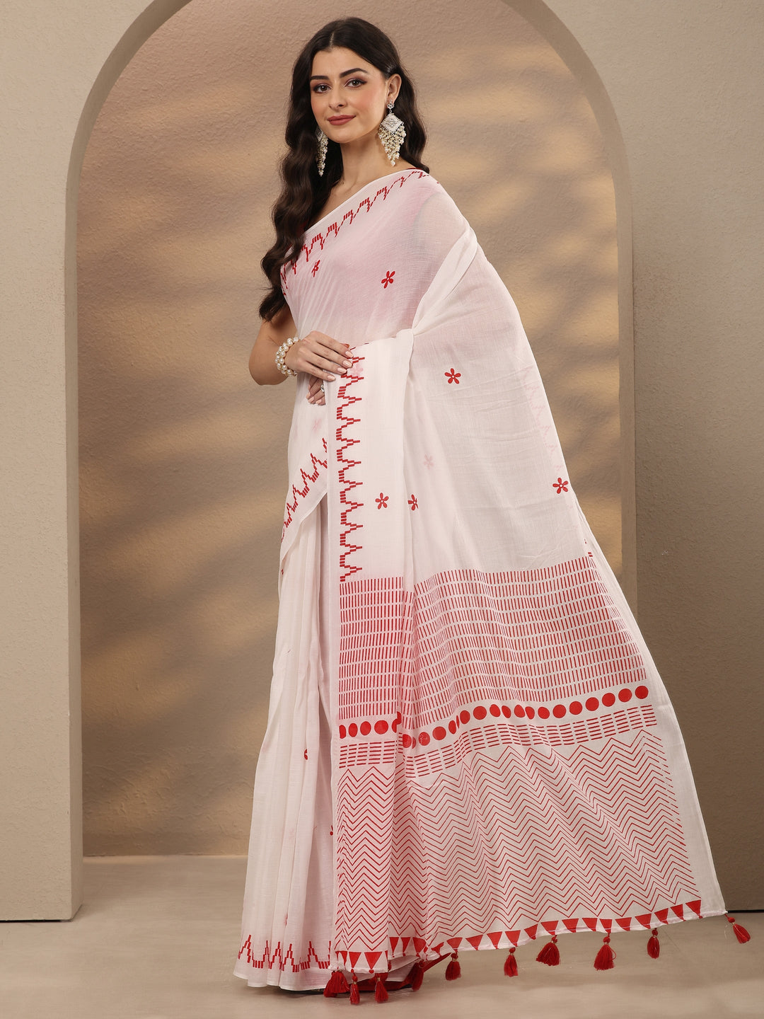 Off White Chevron Printed Cotton Blend Saree With Unstitched Blouse Piece