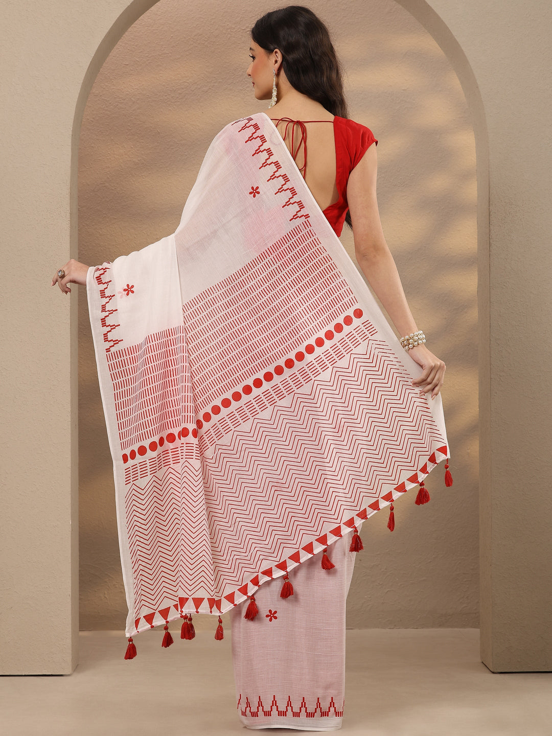 Off White Chevron Printed Cotton Blend Saree With Unstitched Blouse Piece