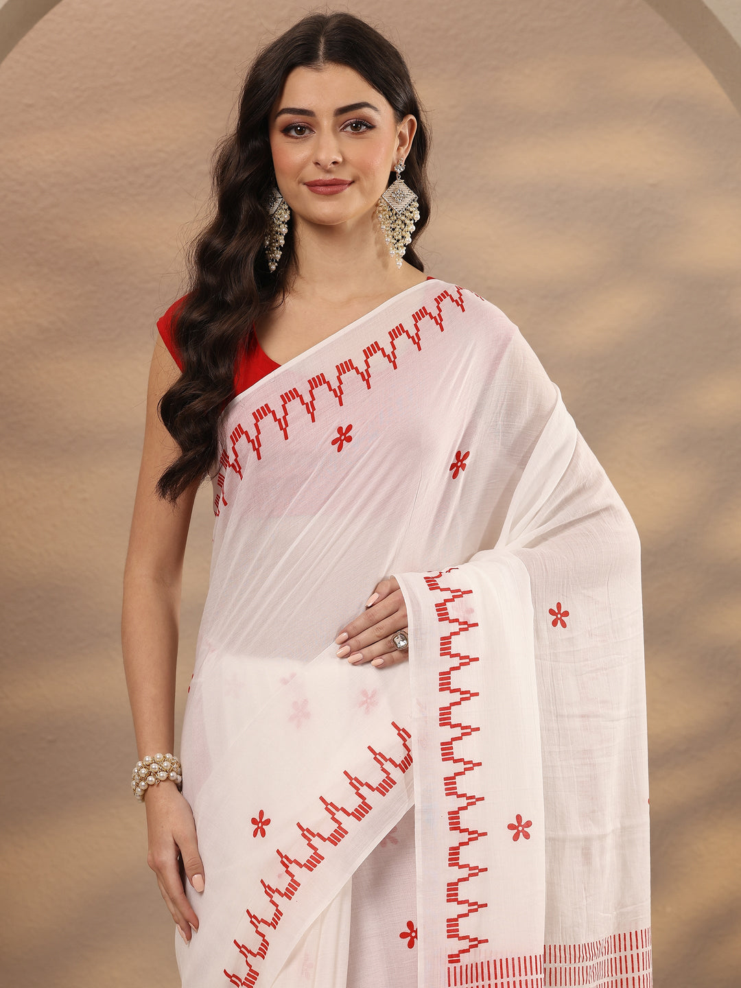 Off White Chevron Printed Cotton Blend Saree With Unstitched Blouse Piece