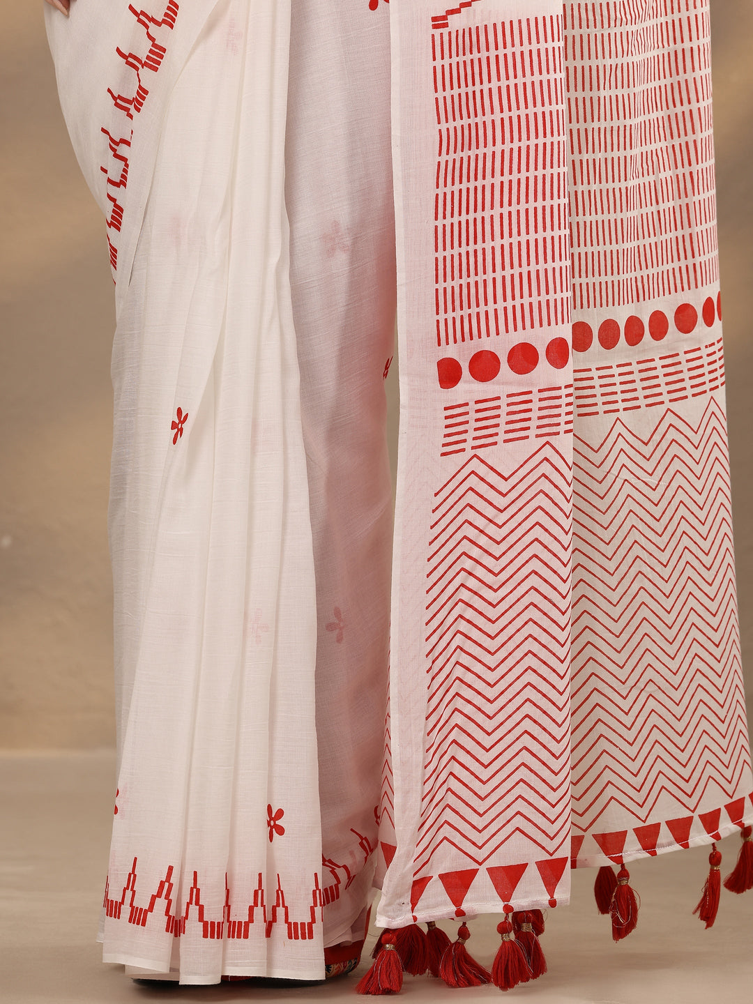 Off White Chevron Printed Cotton Blend Saree With Unstitched Blouse Piece