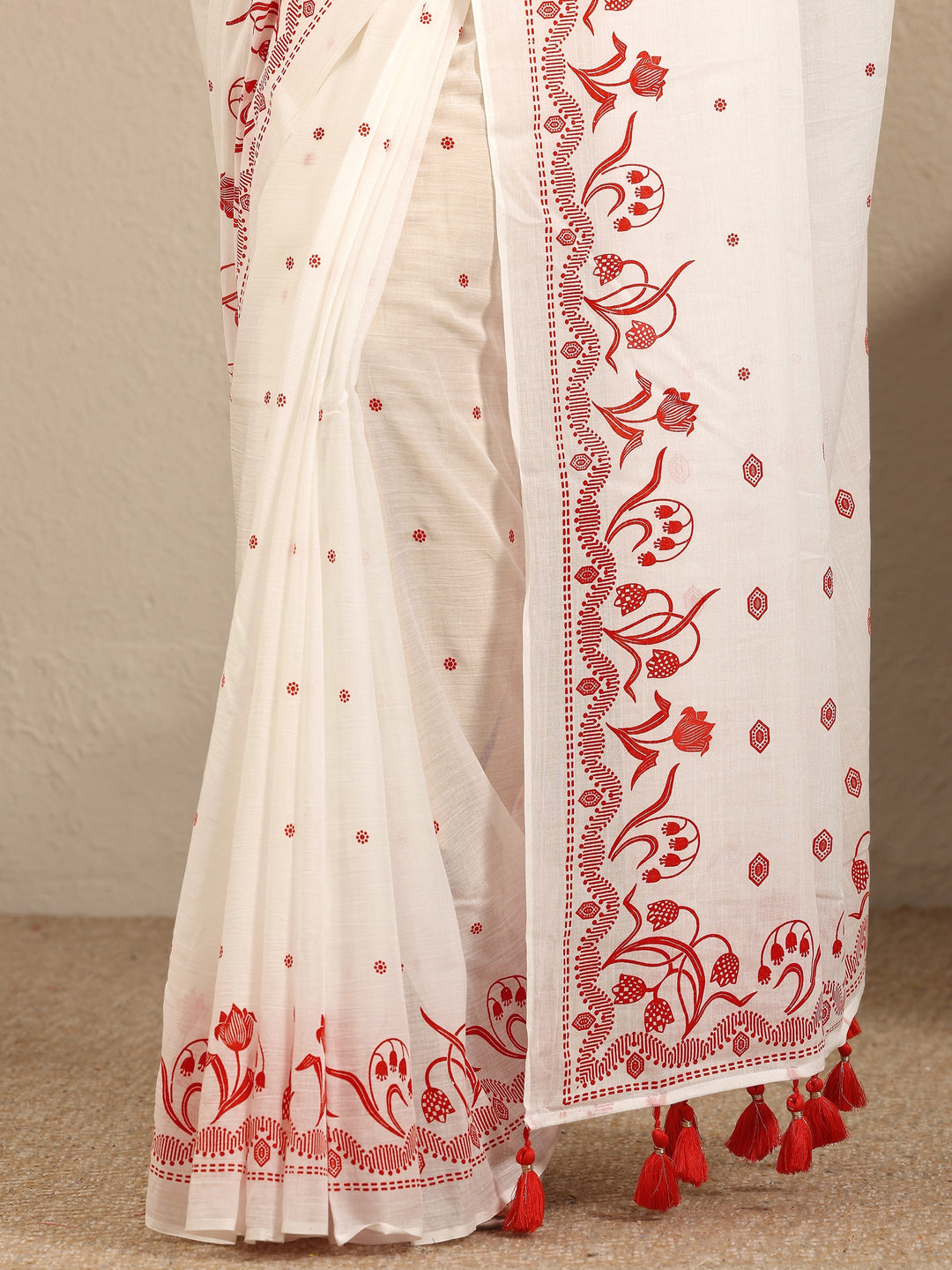 Off White Printed Cotton Blend Saree With Unstitched Blouse Piece
