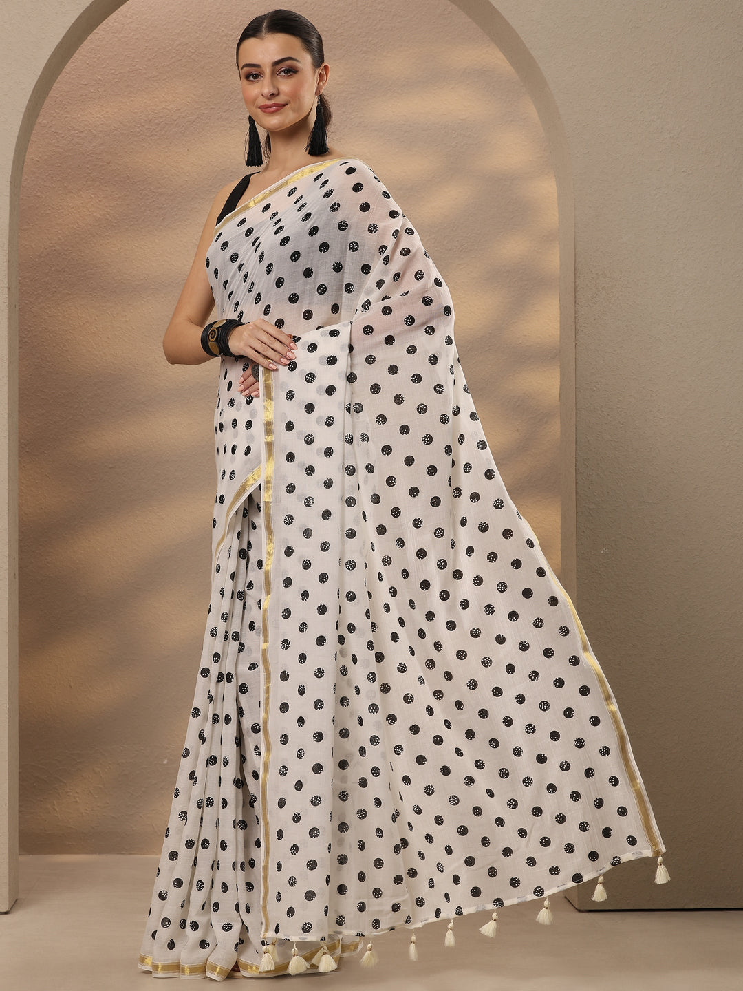 Off White Geometric Printed Cotton Blend Saree With Unstitched Blouse Piece
