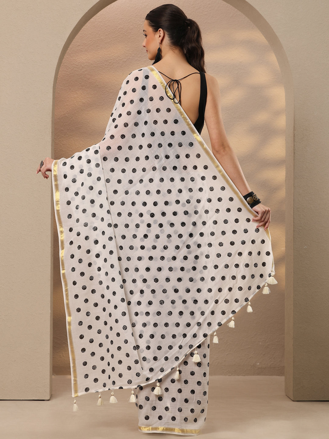 Off White Geometric Printed Cotton Blend Saree With Unstitched Blouse Piece