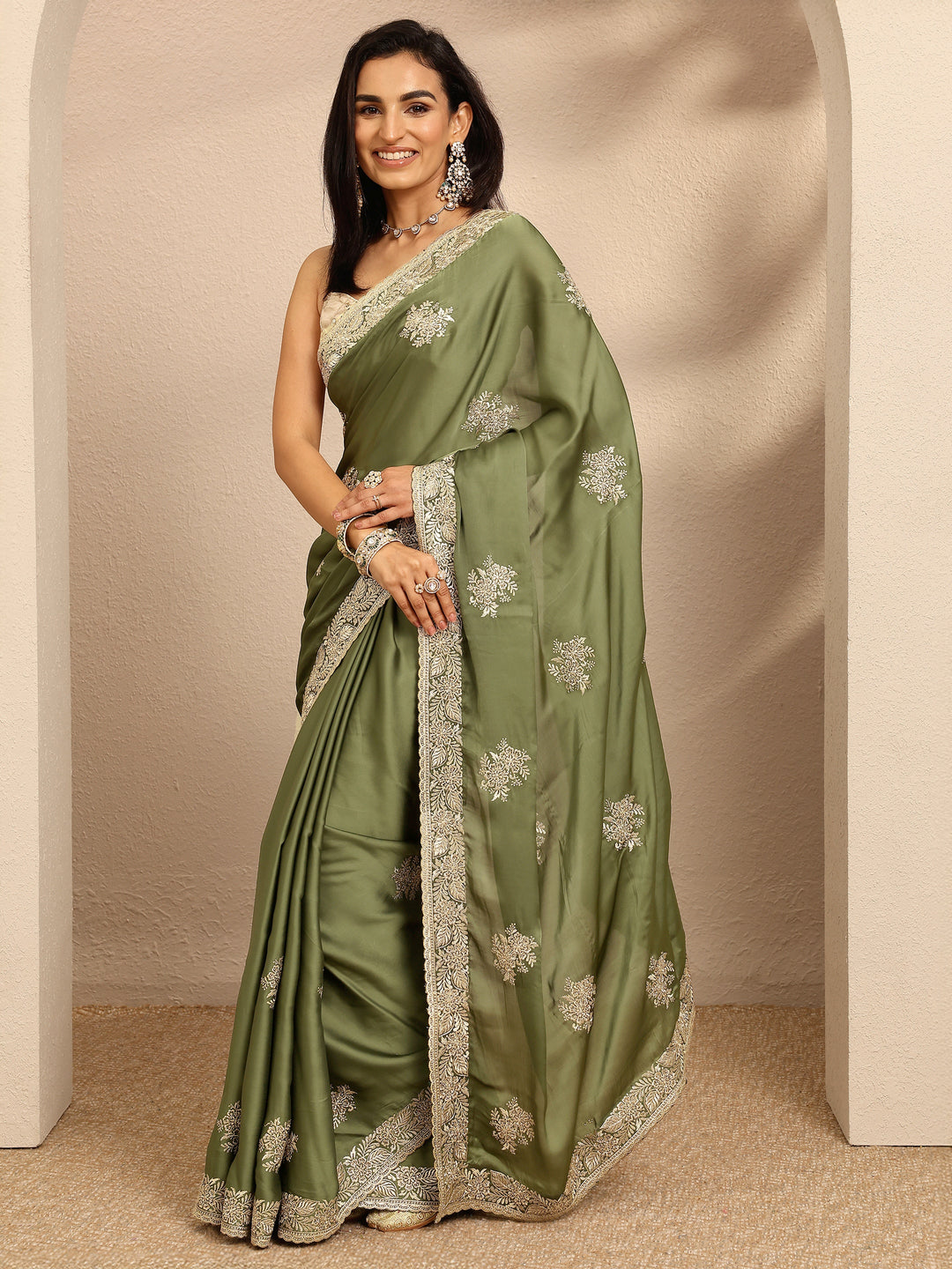 Green Embroidered Silk Blend Saree With Unstitched Blouse Piece