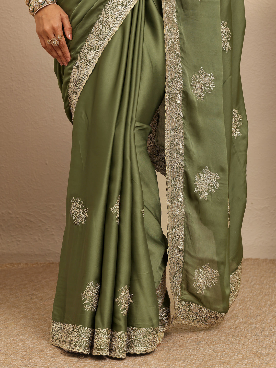 Green Embroidered Silk Blend Saree With Unstitched Blouse Piece