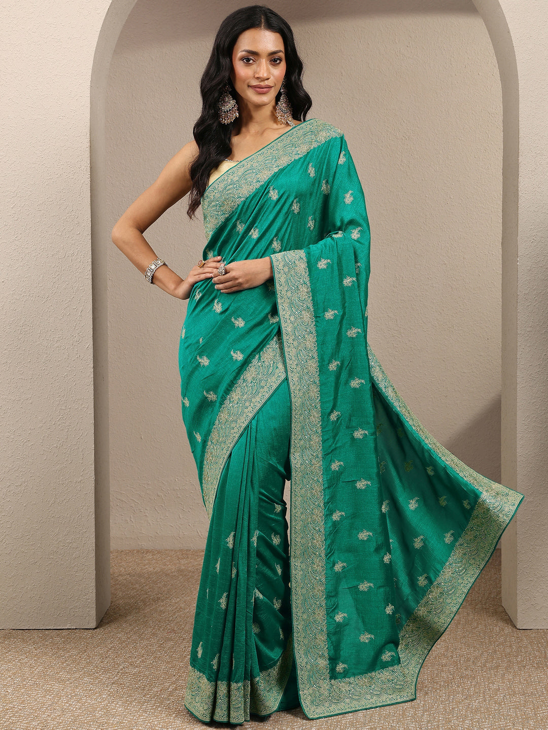 Green Embroidered Silk Blend Saree With Unstitched Blouse Piece
