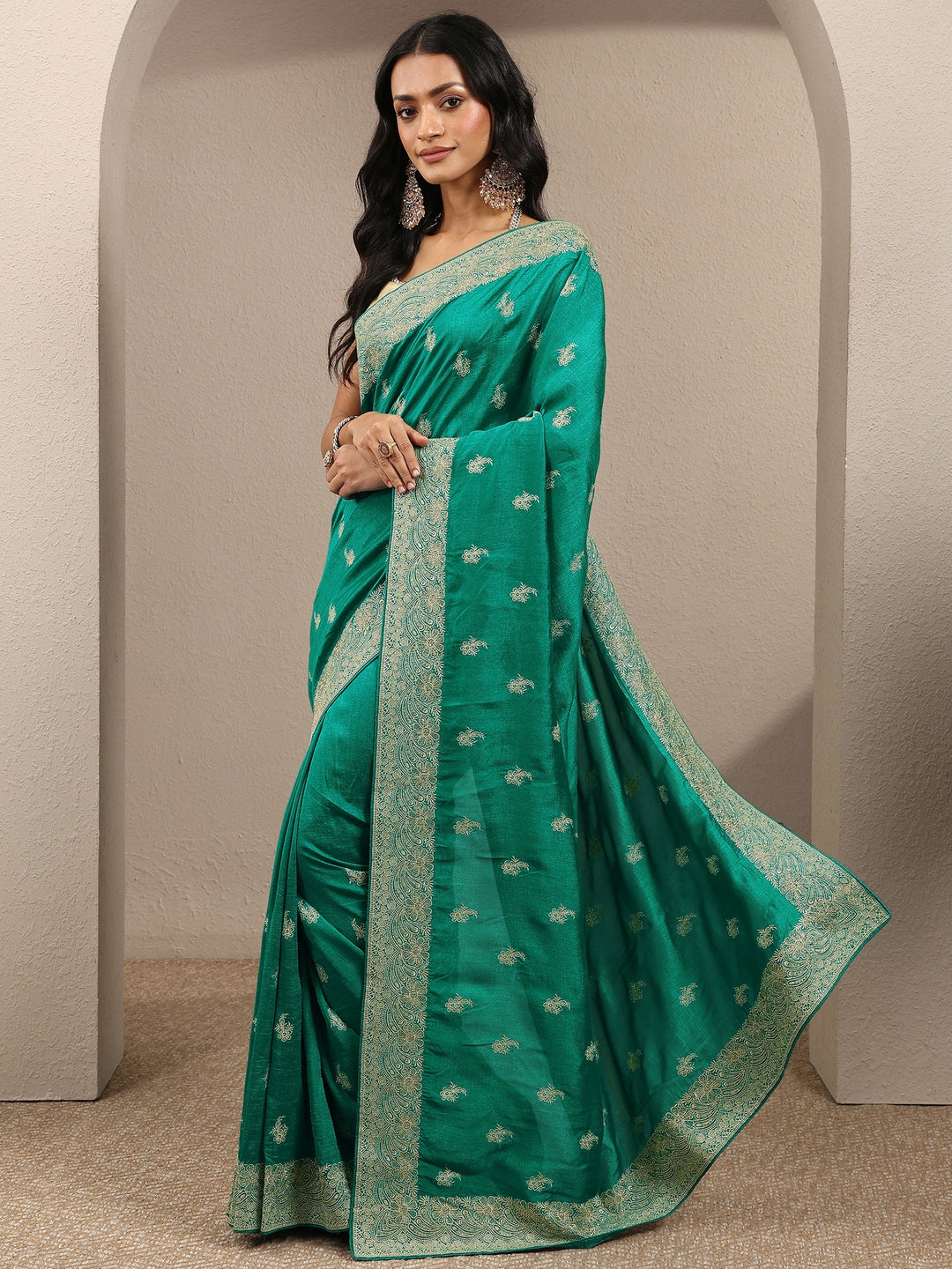 Green Embroidered Silk Blend Saree With Unstitched Blouse Piece