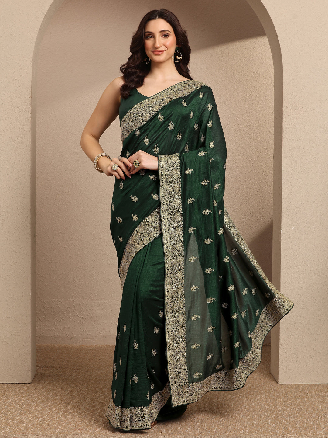 Green Embroidered Silk Blend Saree With Unstitched Blouse Piece