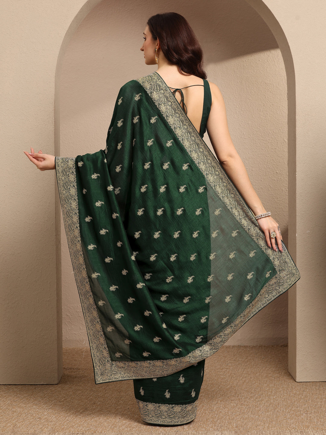Green Embroidered Silk Blend Saree With Unstitched Blouse Piece