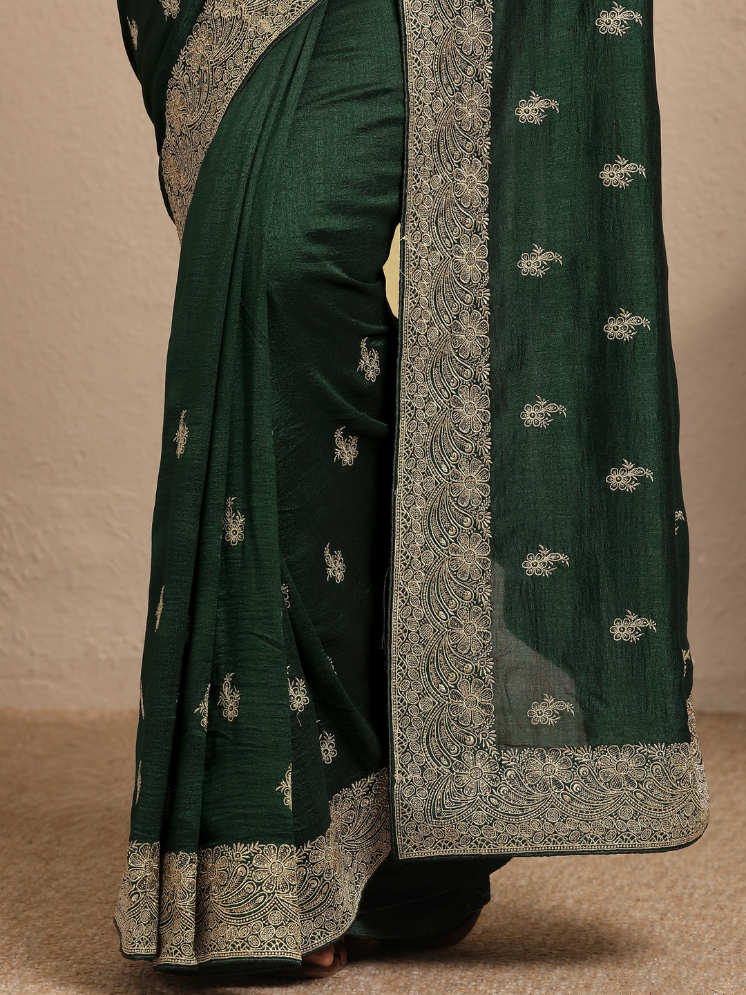 Green Embroidered Silk Blend Saree With Unstitched Blouse Piece