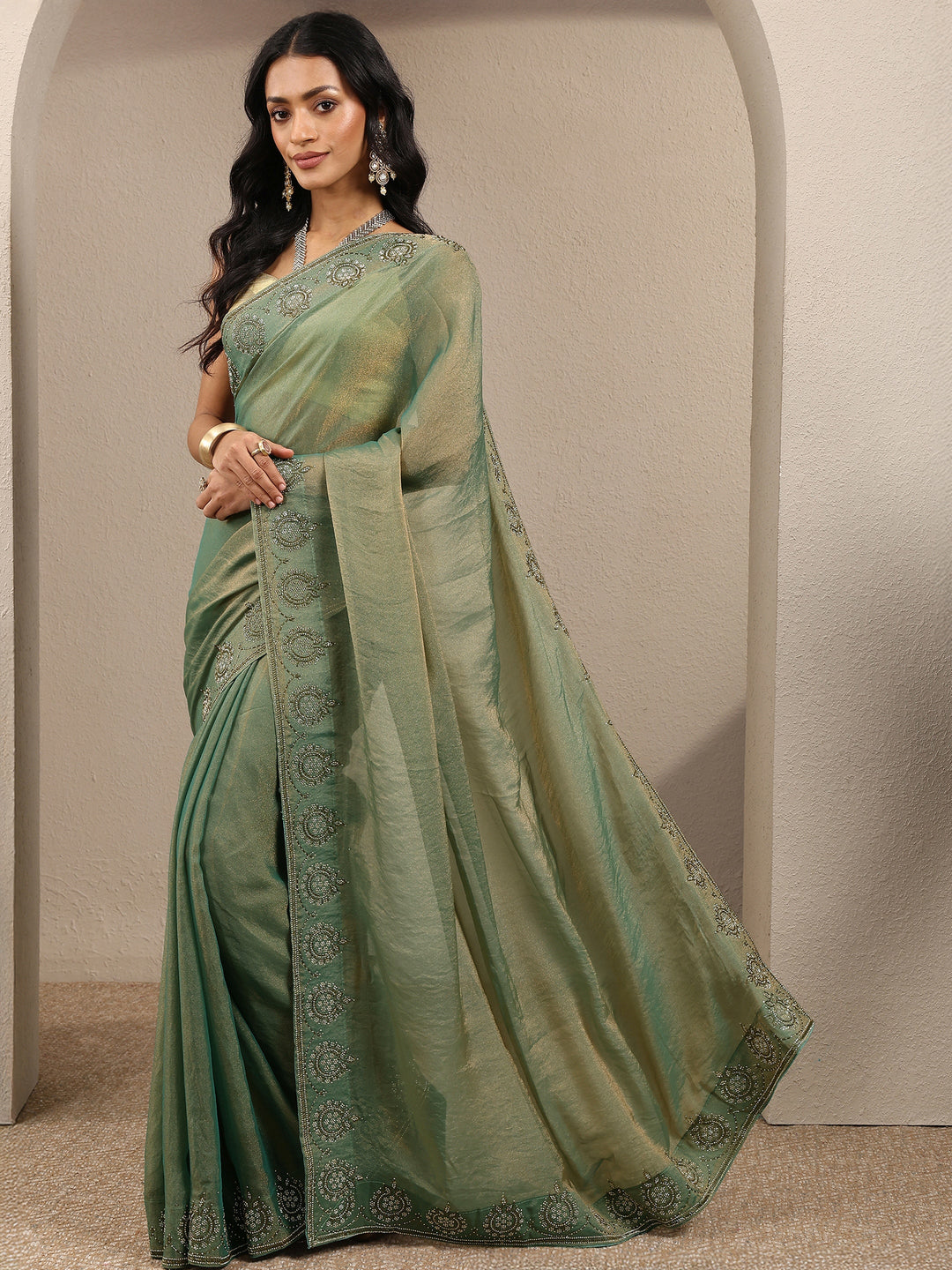 Green Solid Silk Blend Saree With Unstitched Blouse Piece