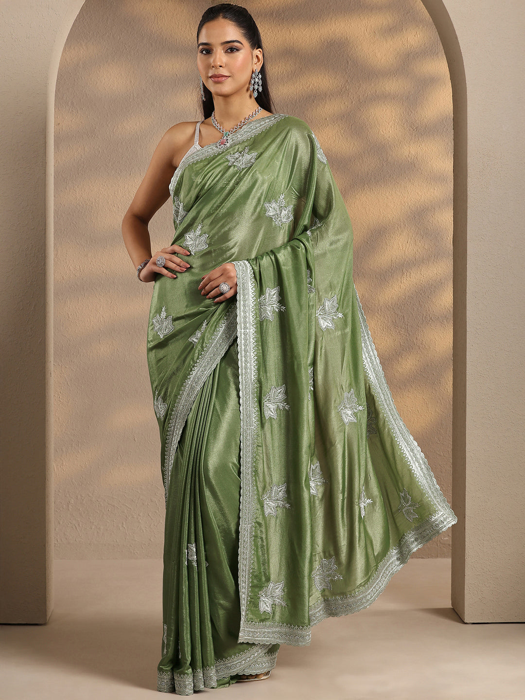 Green Embellished Silk Blend Saree With Unstitched Blouse Piece