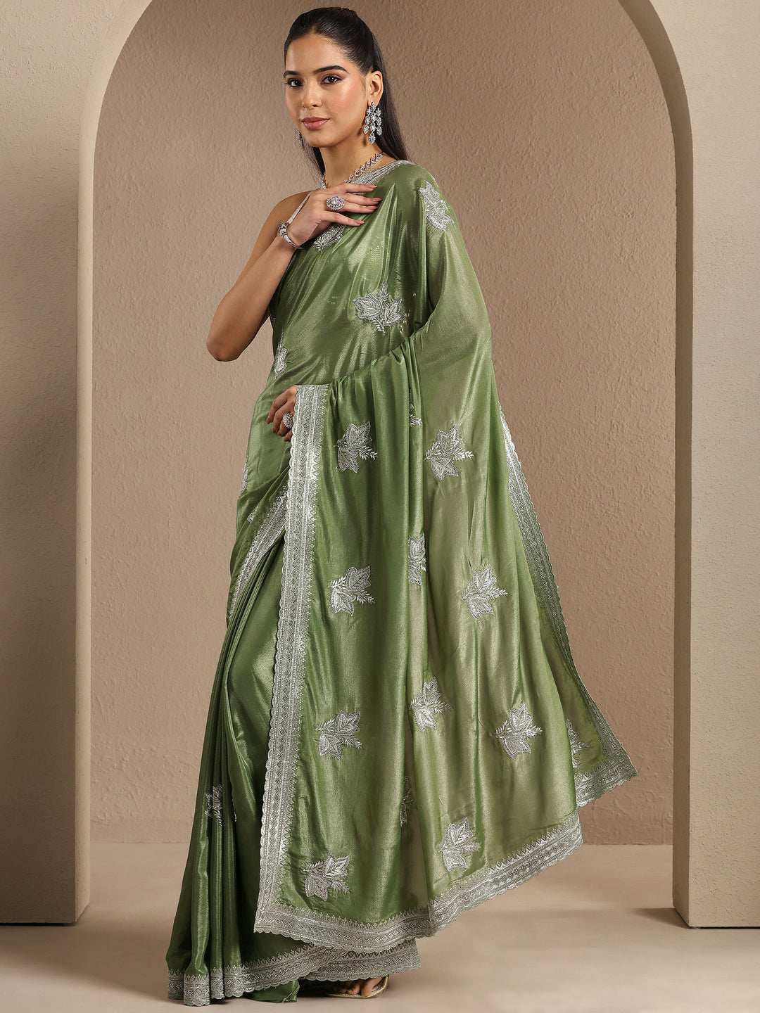 Green Embellished Silk Blend Saree With Unstitched Blouse Piece