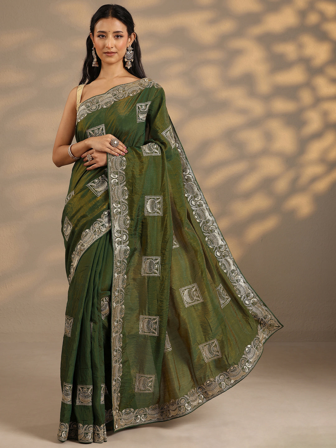 Green Embellished Silk Blend Saree With Unstitched Blouse Piece