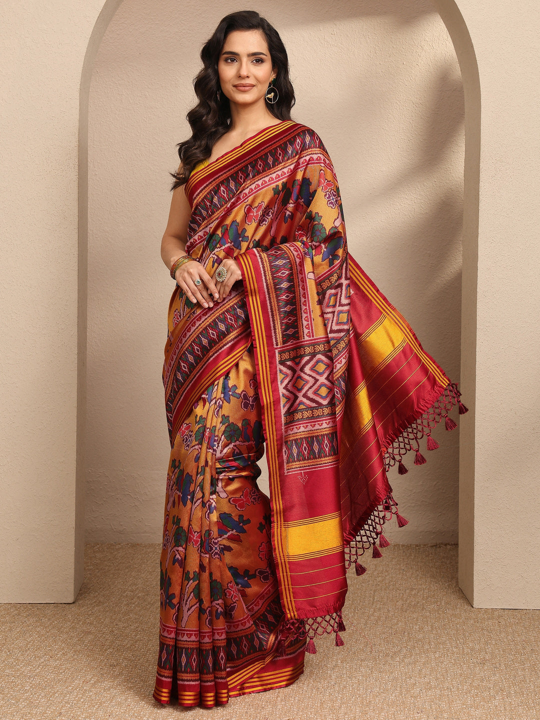 Mustard Printed Silk Blend Saree With Unstitched Blouse Piece