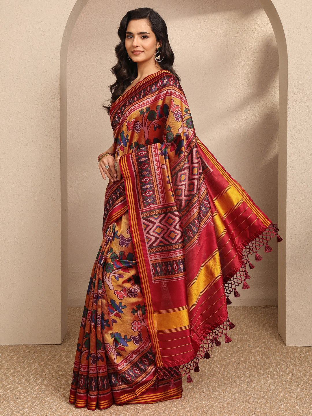 Mustard Printed Silk Blend Saree With Unstitched Blouse Piece