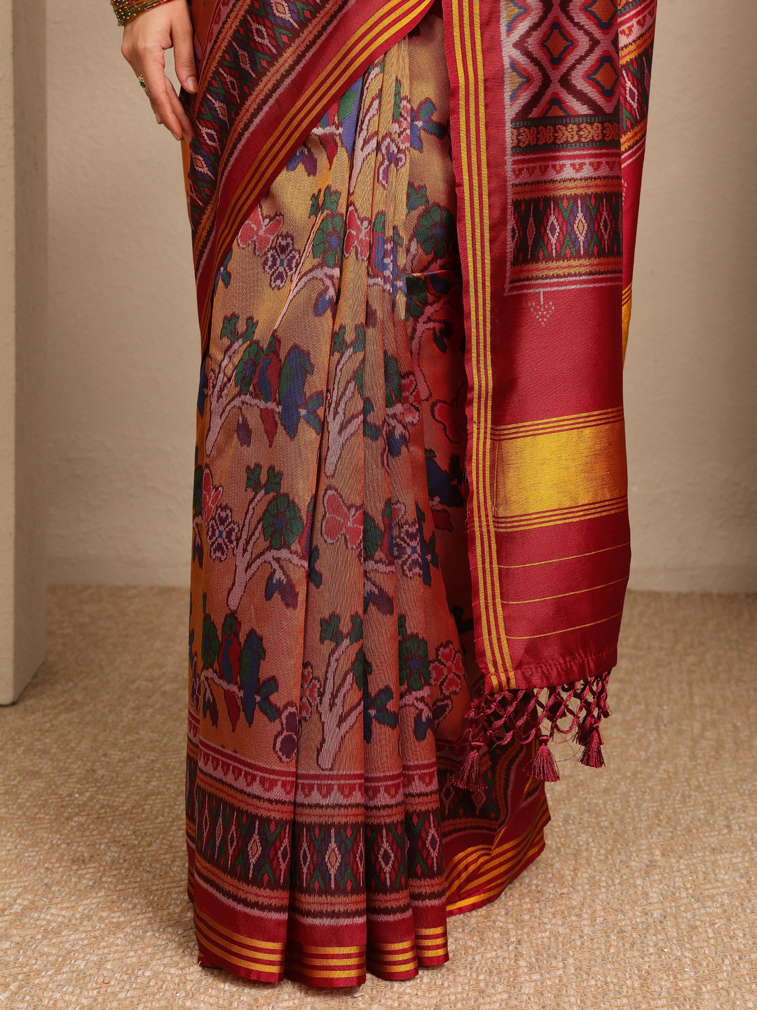 Mustard Printed Silk Blend Saree With Unstitched Blouse Piece