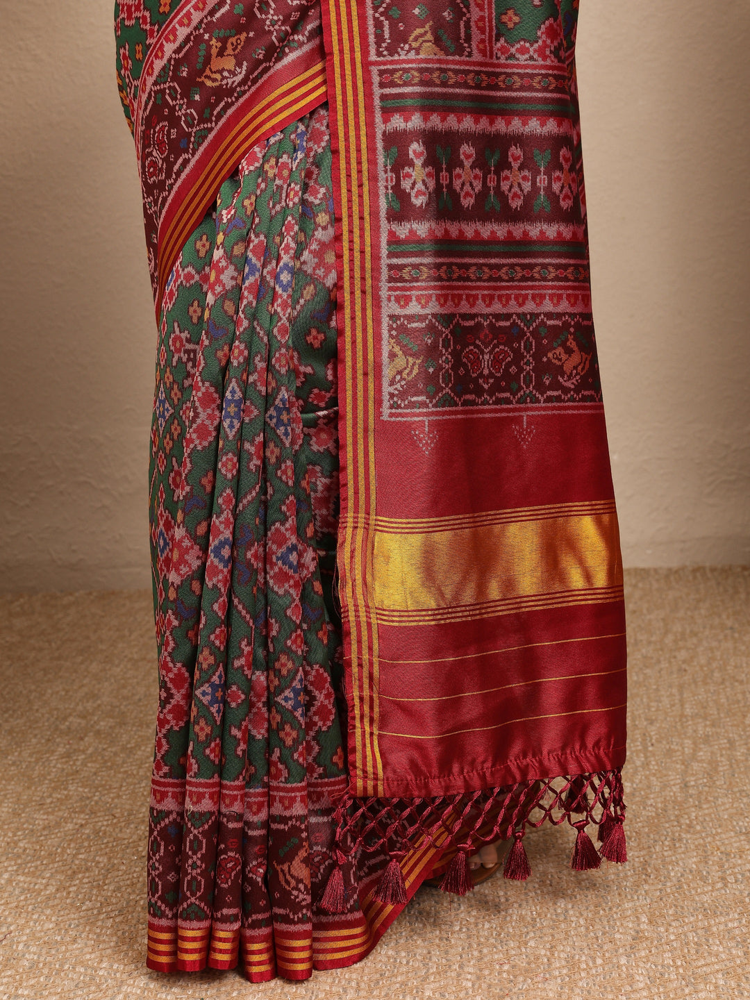 Green Ikkat Printed Silk Blend Saree With Unstitched Blouse Piece