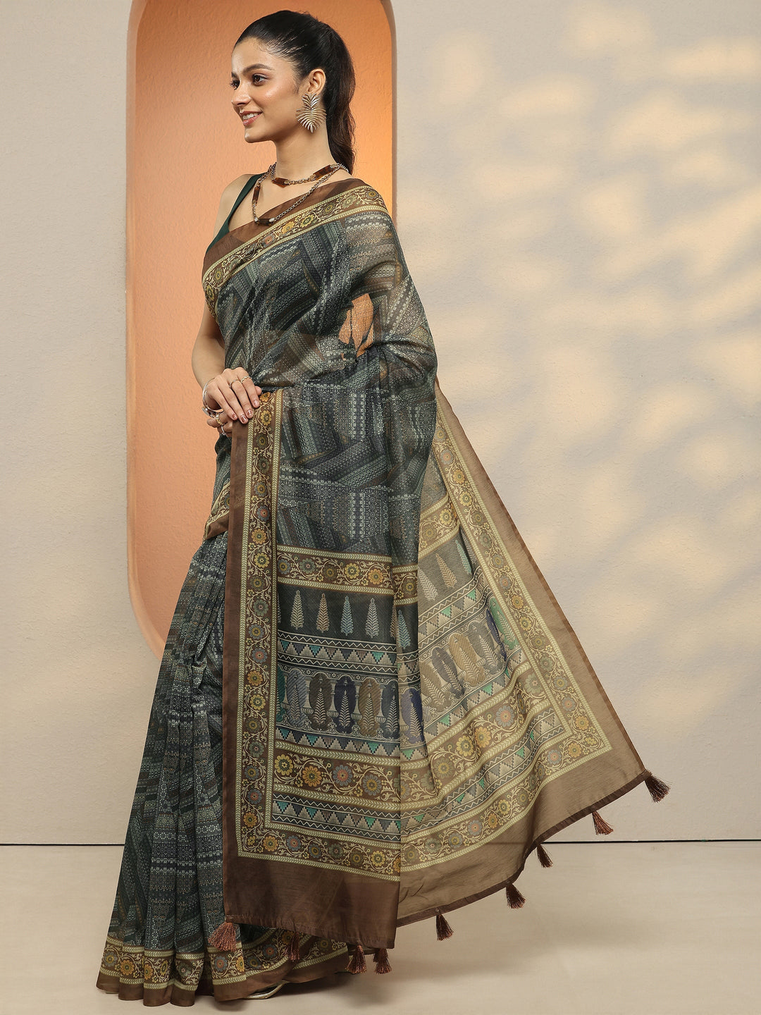 Green Geometric Printed Silk Blend Saree With Unstitched Blouse Piece