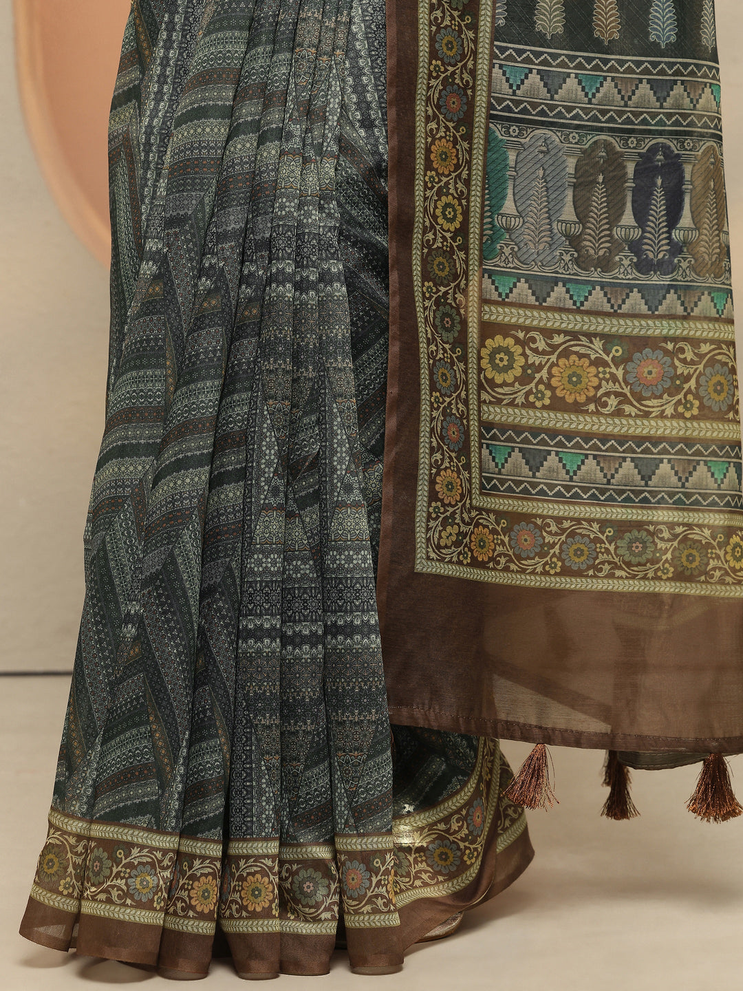 Green Geometric Printed Silk Blend Saree With Unstitched Blouse Piece