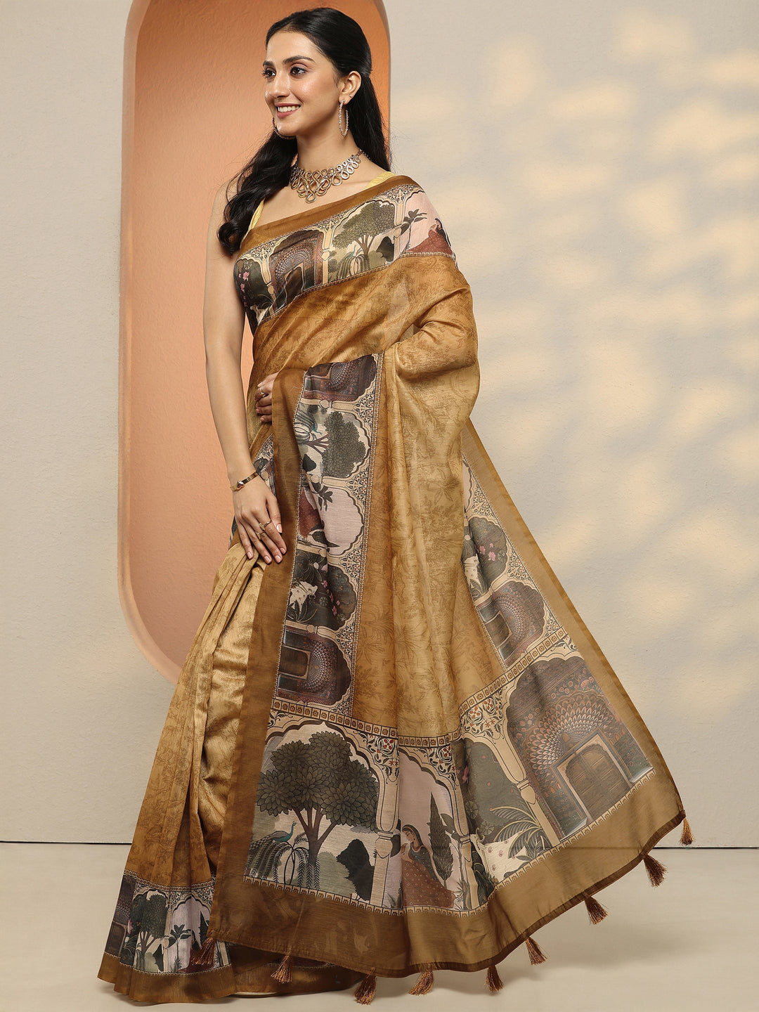 Mustard Printed Silk Blend Saree With Unstitched Blouse Piece