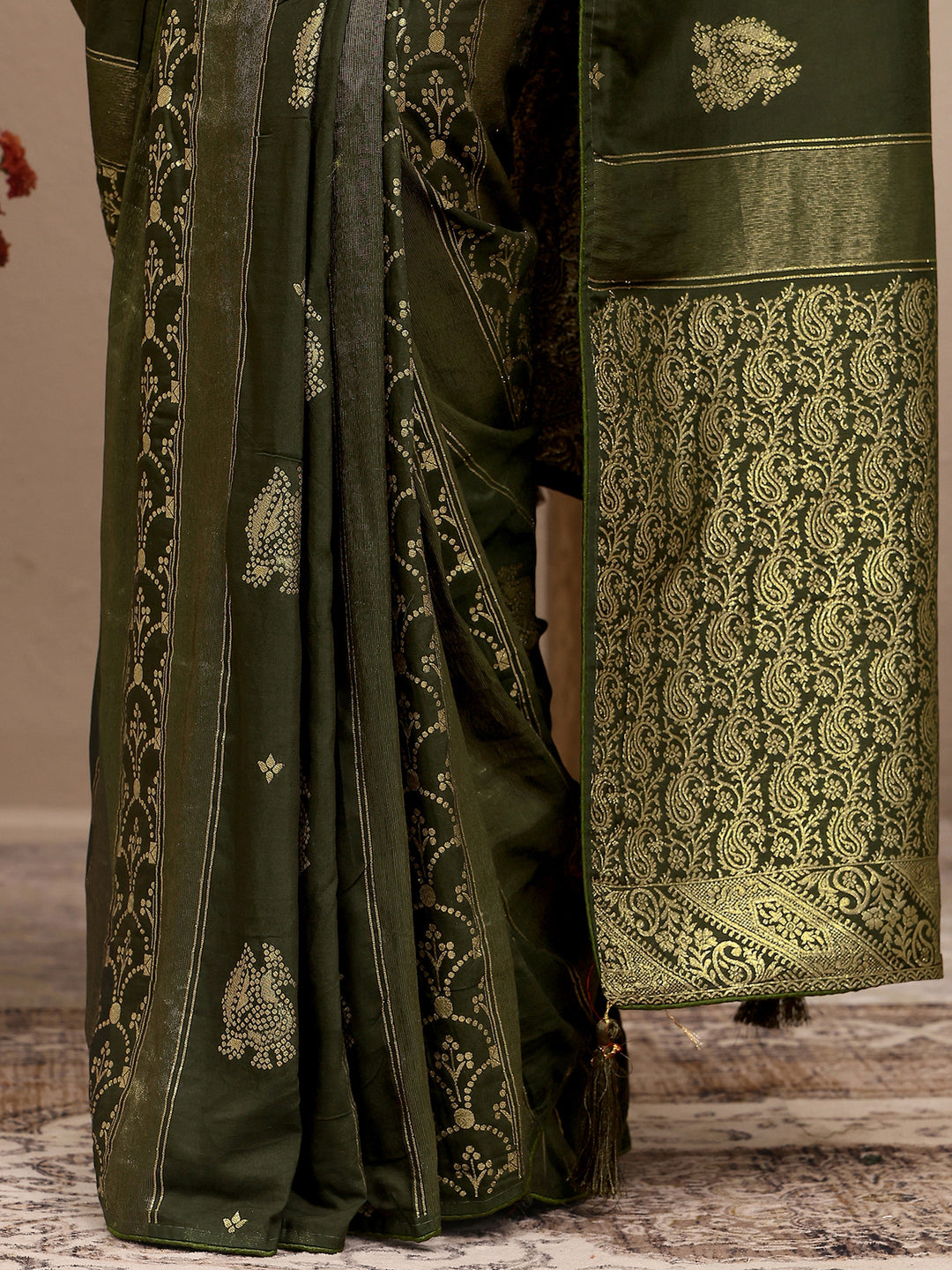 Green Woven Design Banarsi Silk Blend Saree With Unstitched Blouse Piece
