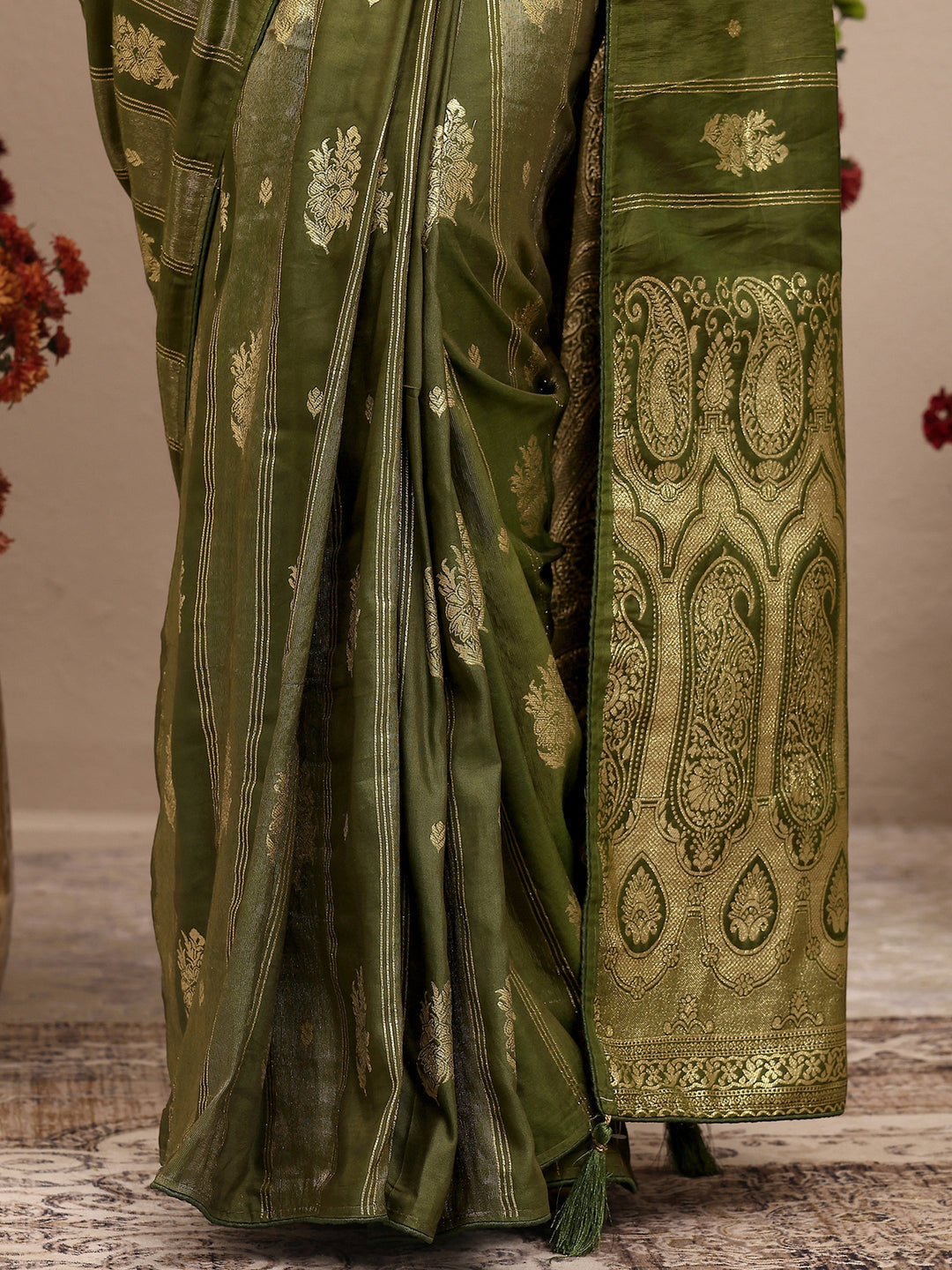 Green Woven Design Banarsi Silk Blend Saree With Unstitched Blouse Piece