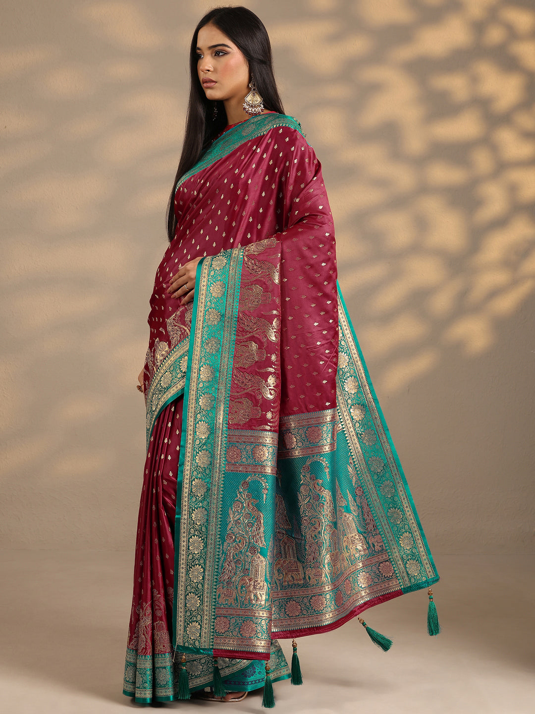 Maroon Woven Design Silk Blend Banarasi Saree With Unstitched Blouse Piece