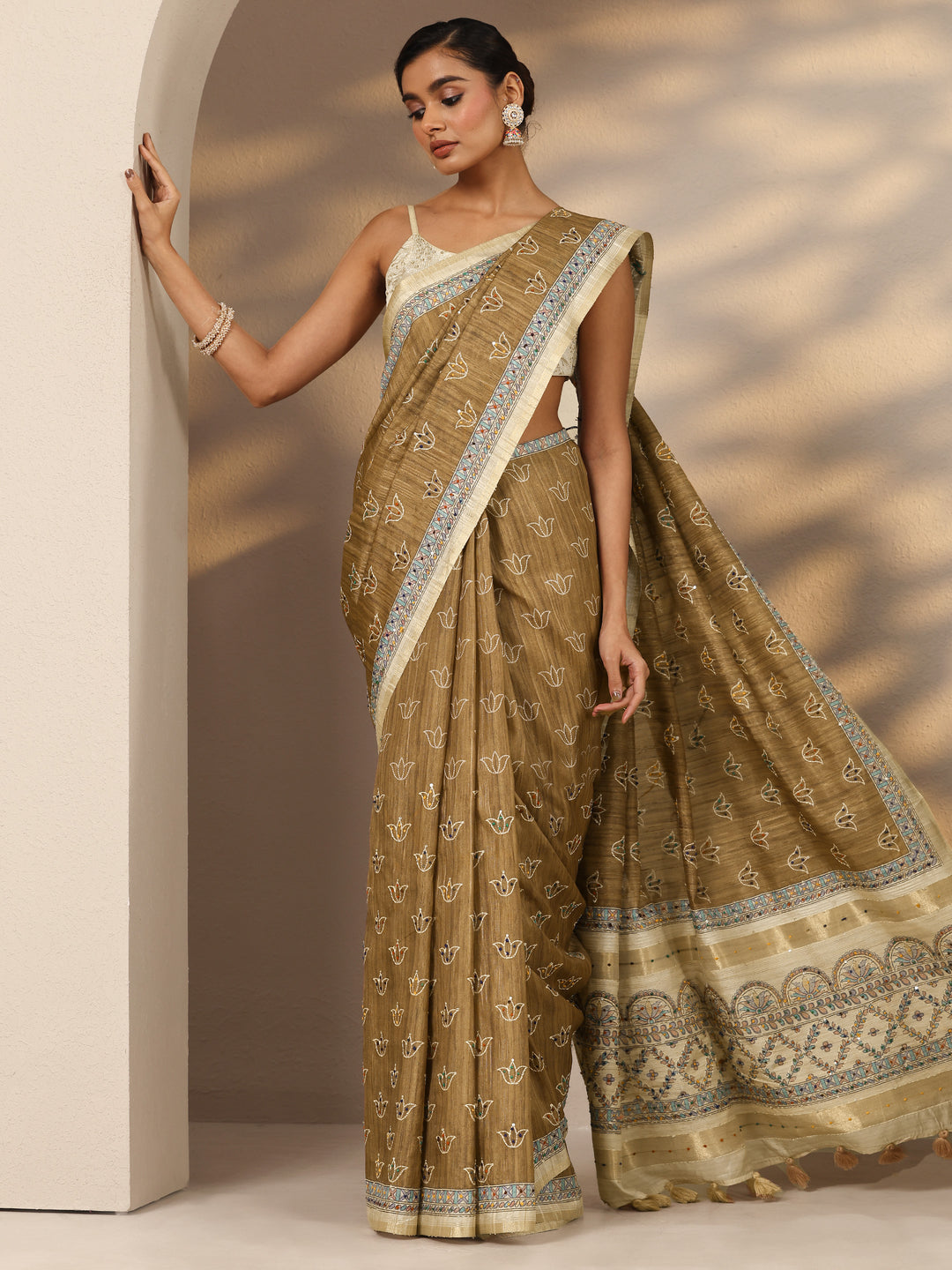 Brown Printed Silk Blend Saree With Unstitched Blouse Piece