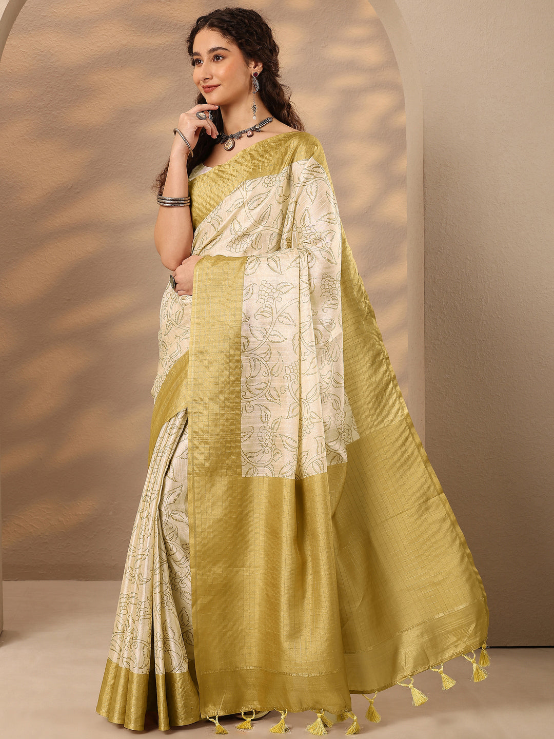 Beige Printed Silk Blend Saree With Unstitched Blouse Piece