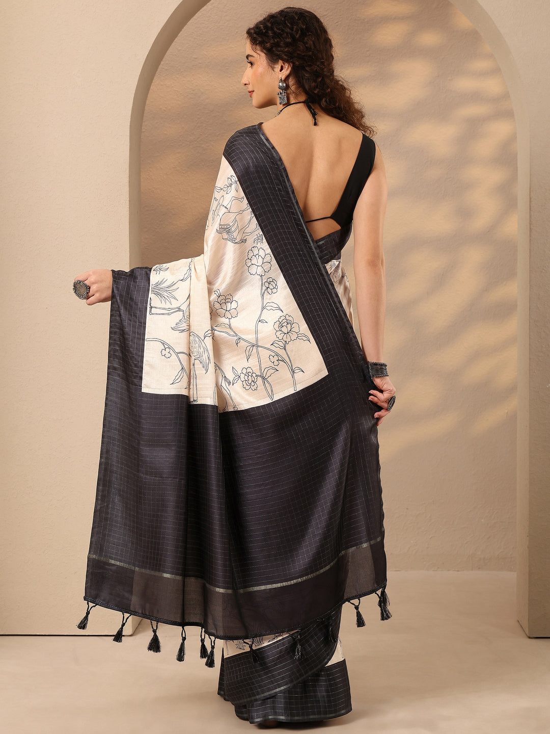 Off White Printed Silk Blend Saree With Unstitched Blouse Piece