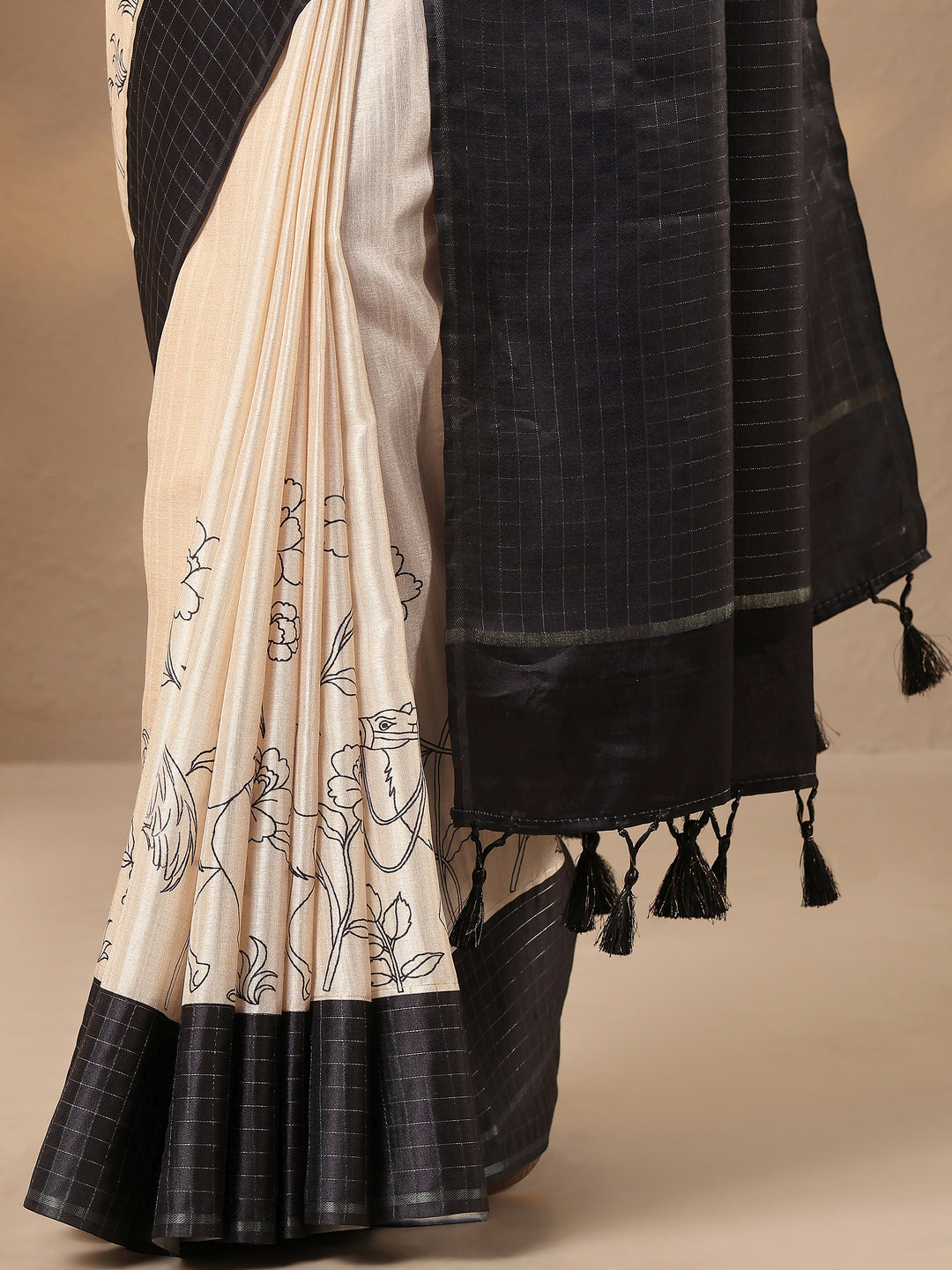 Off White Printed Silk Blend Saree With Unstitched Blouse Piece