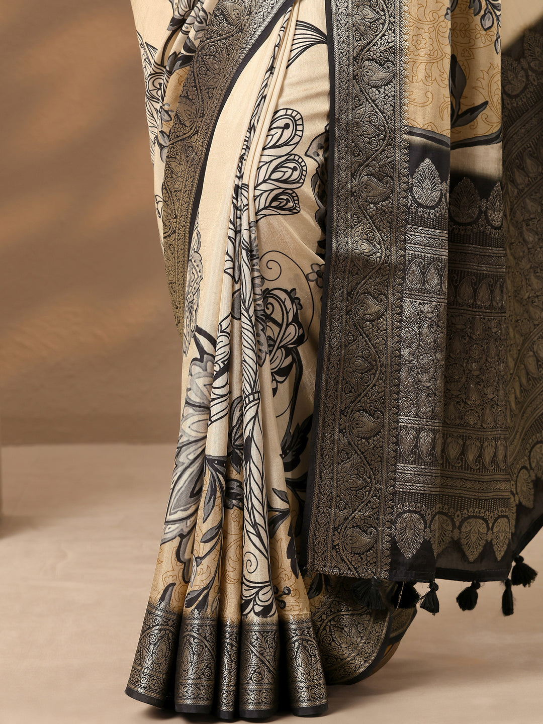 Beige Printed Silk Blend Saree With Unstitched Blouse Piece