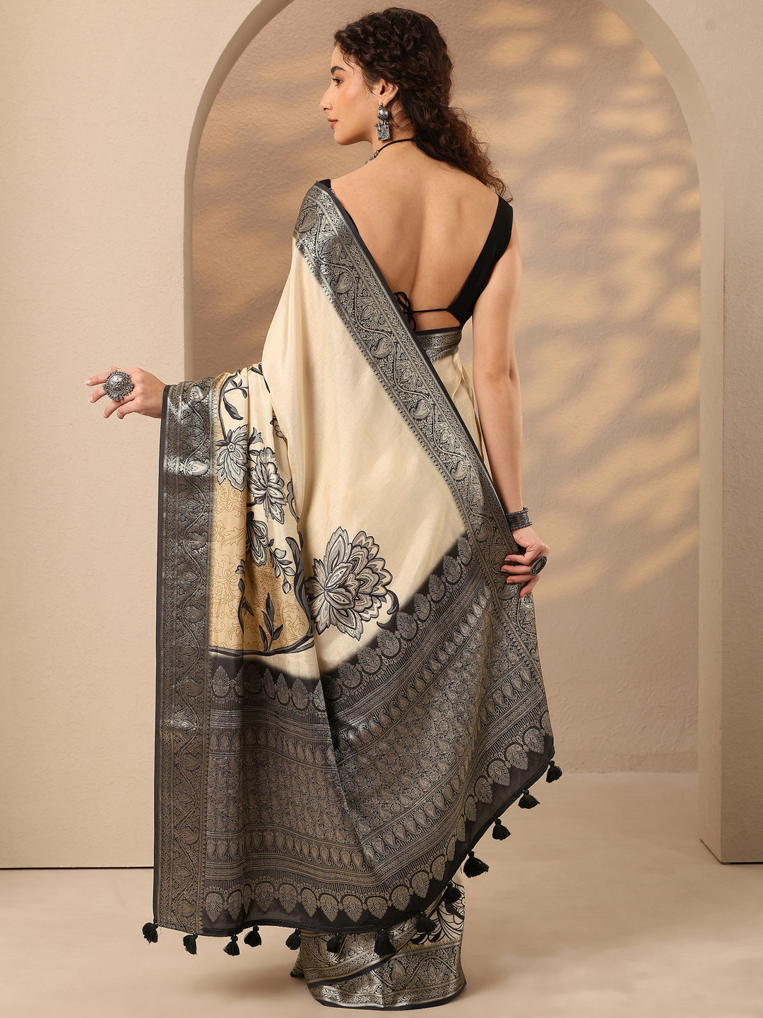 Beige Printed Silk Blend Saree With Unstitched Blouse Piece