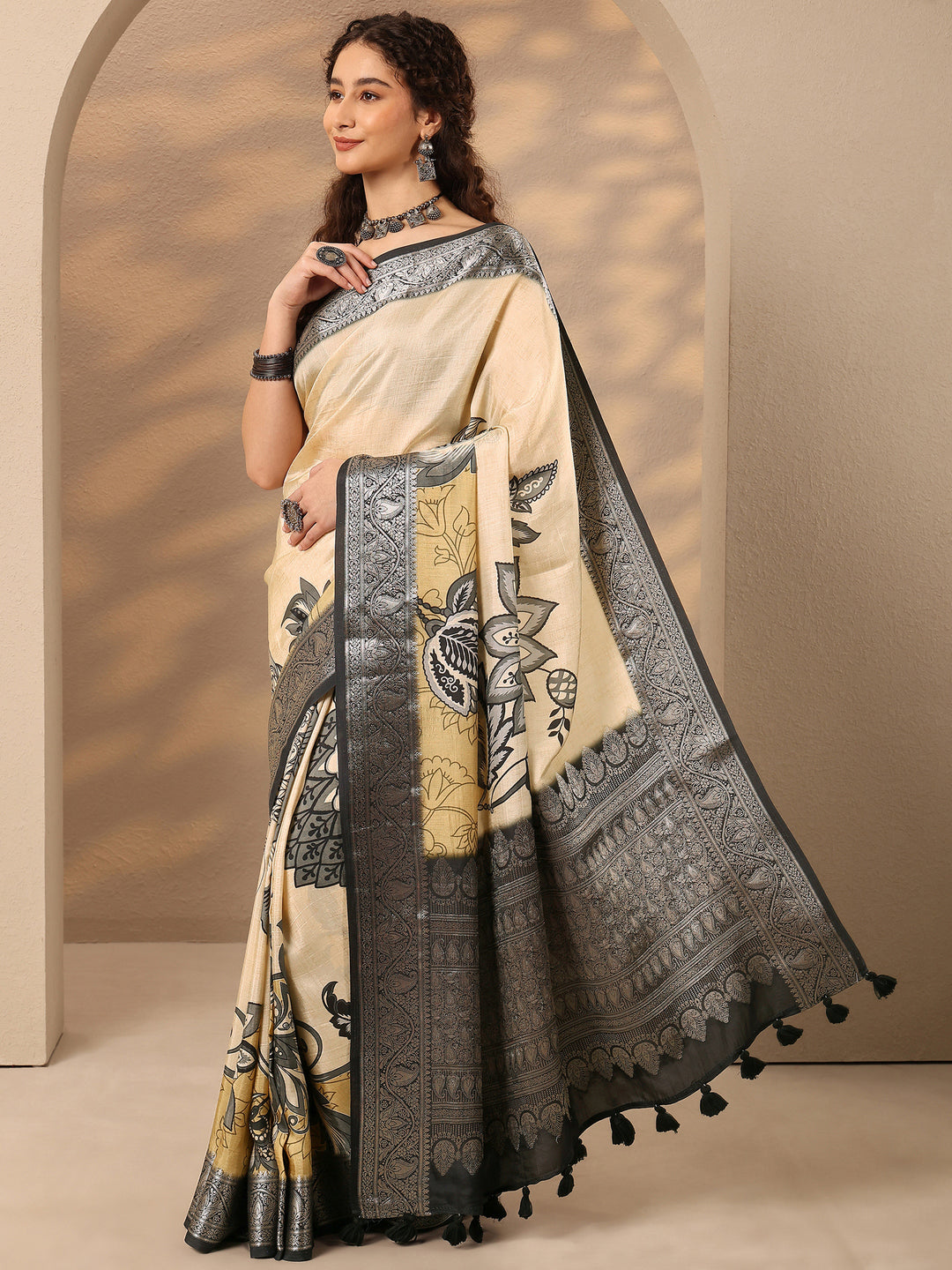 Beige Printed Silk Blend Saree With Unstitched Blouse Piece
