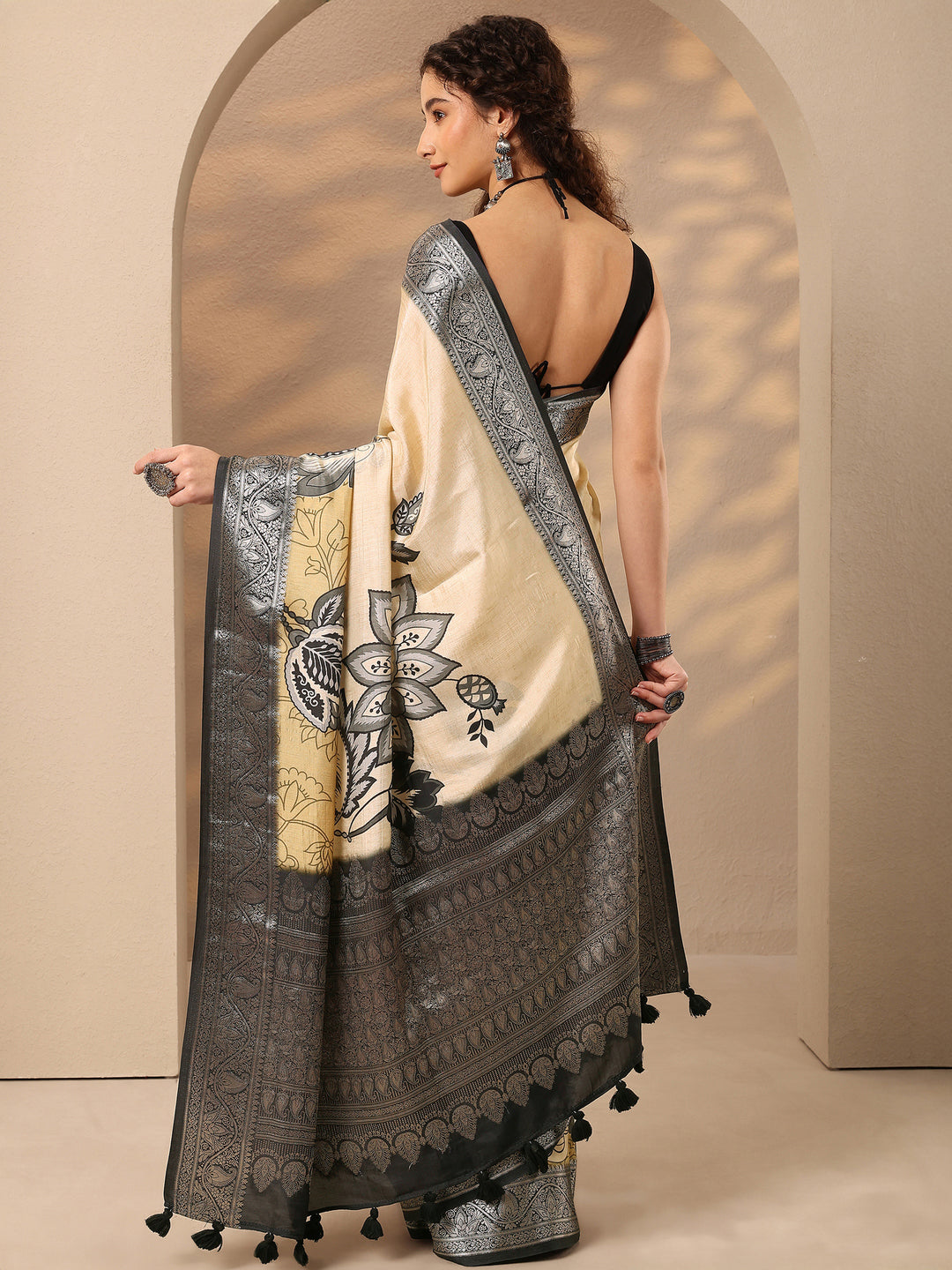 Beige Printed Silk Blend Saree With Unstitched Blouse Piece