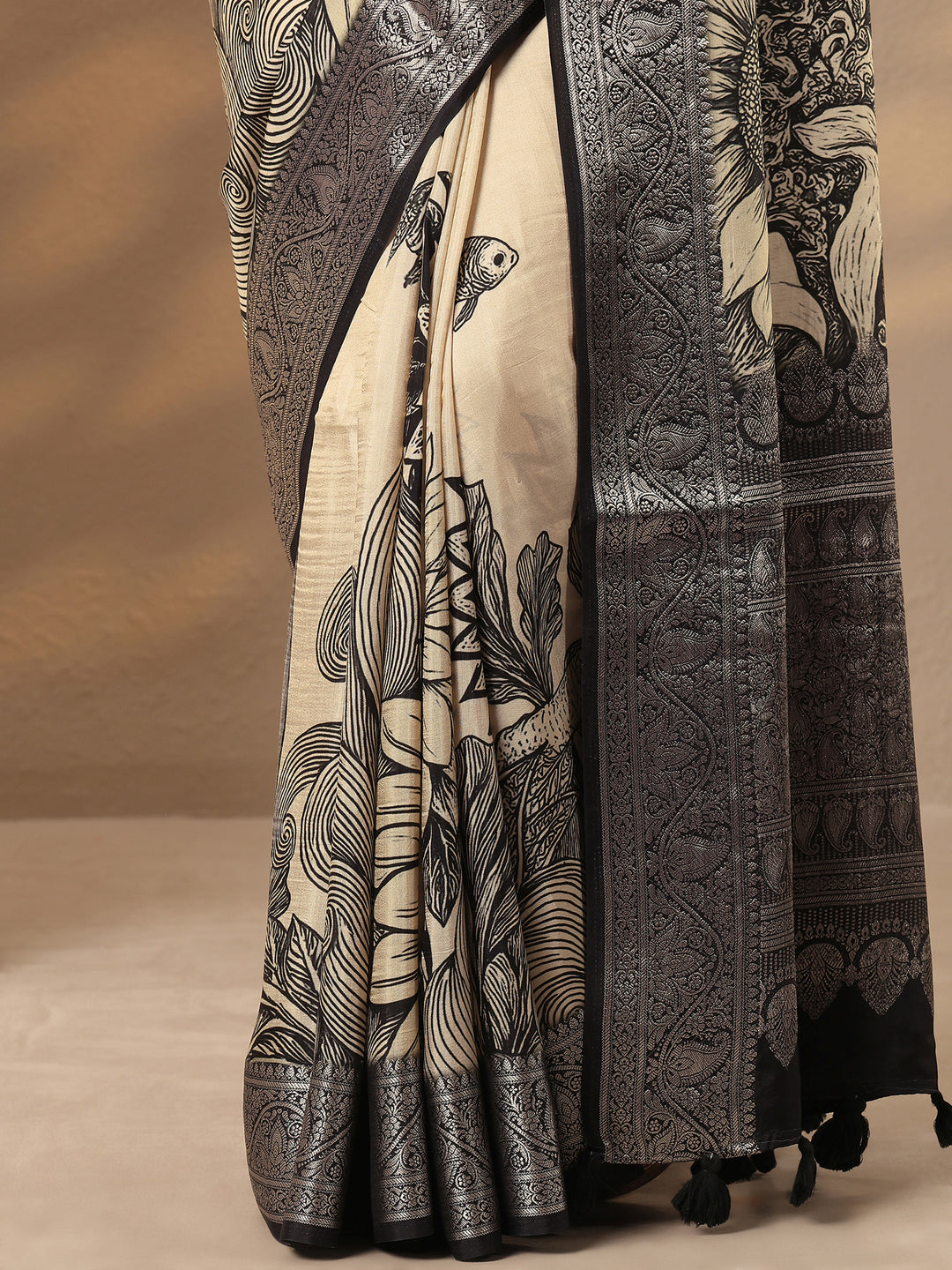 Off White Printed Silk Blend Saree With Unstitched Blouse Piece
