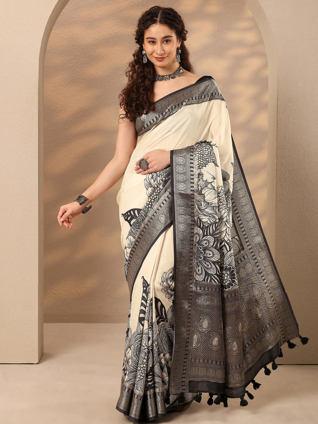 Off White Printed Silk Blend Saree With Unstitched Blouse Piece