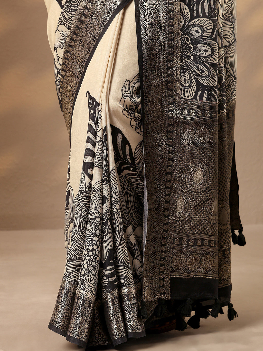 Off White Printed Silk Blend Saree With Unstitched Blouse Piece