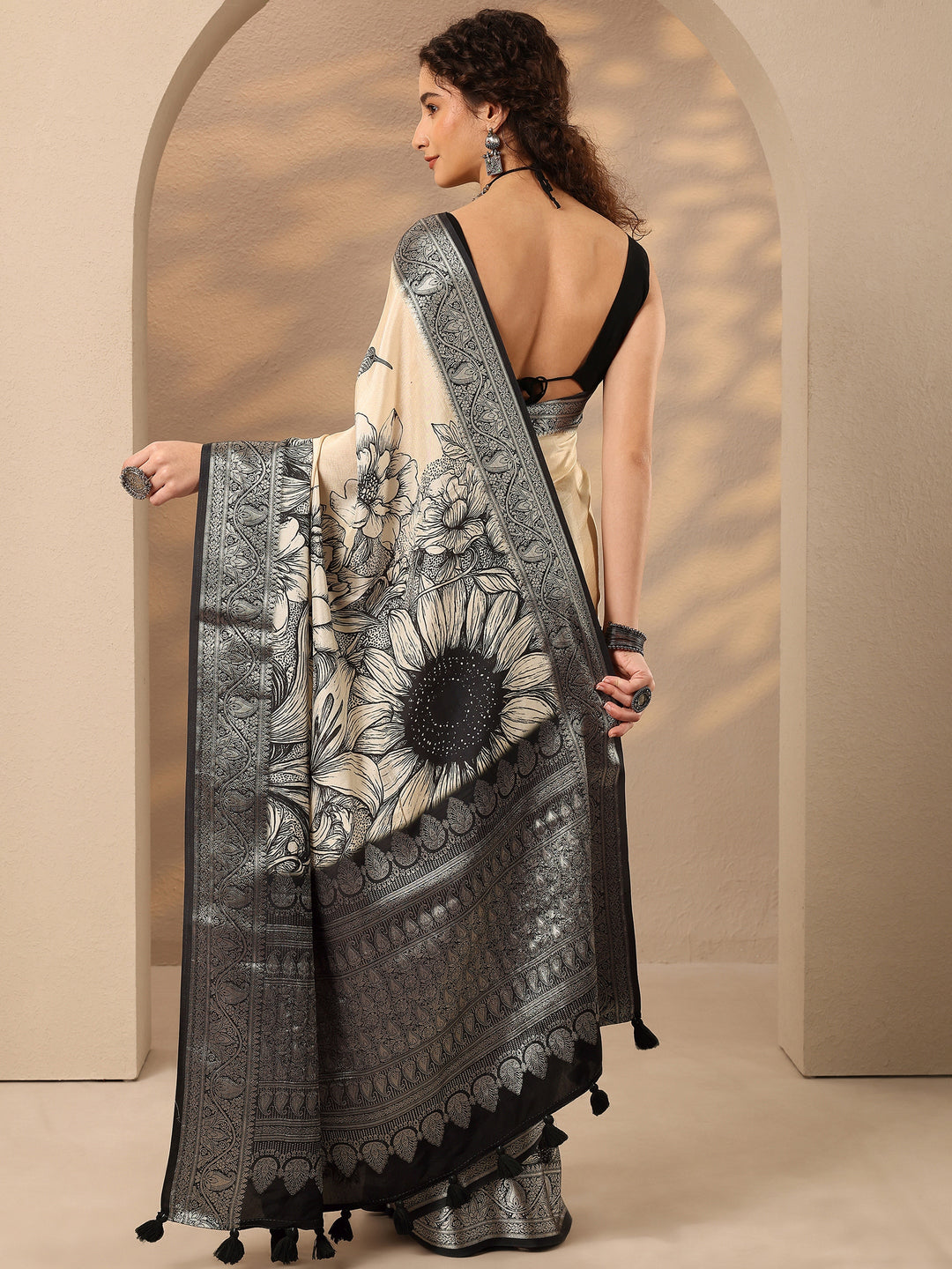 Off White Printed Silk Blend Saree With Unstitched Blouse Piece