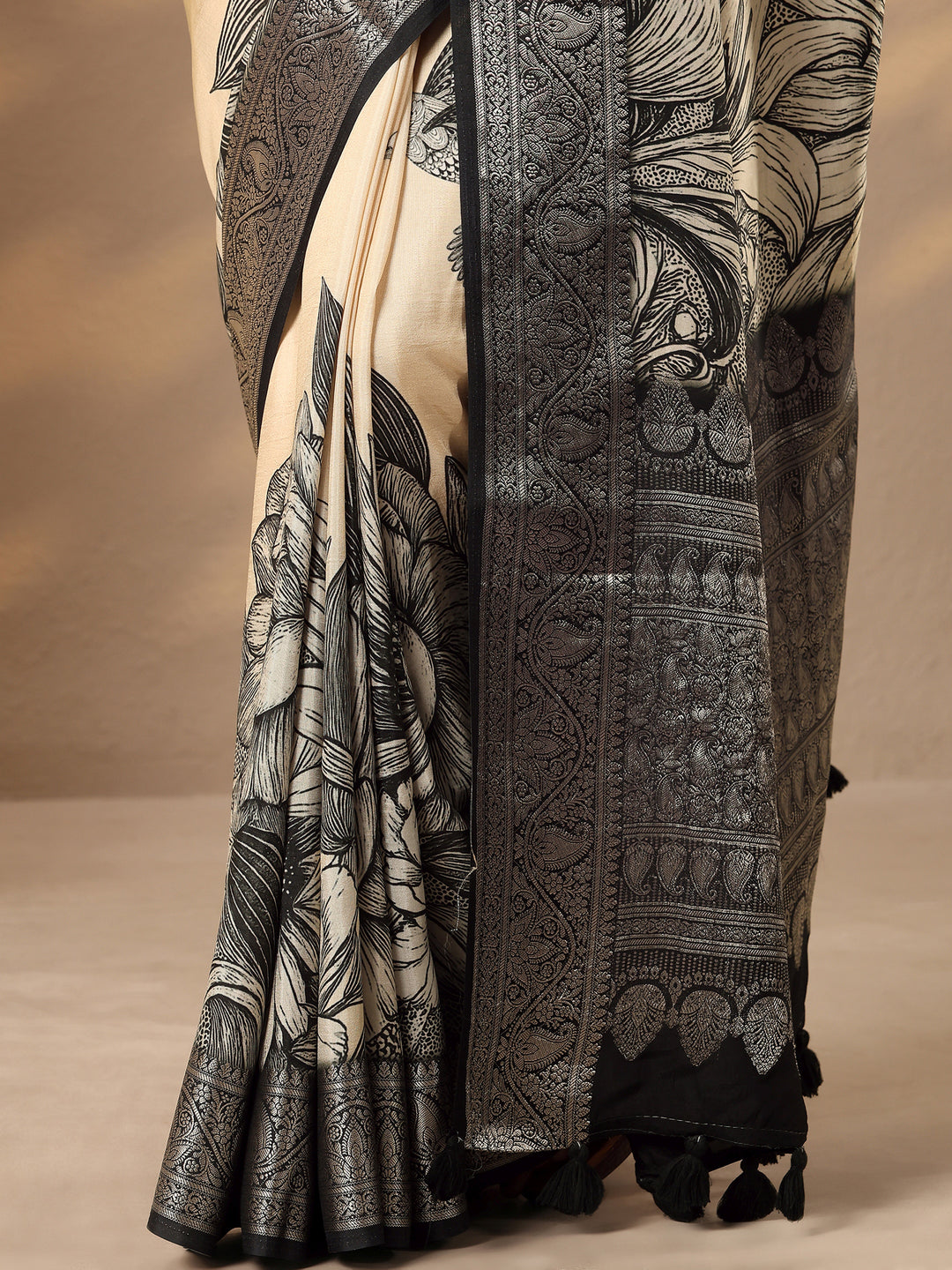 Off White Printed Silk Blend Saree With Unstitched Blouse Piece