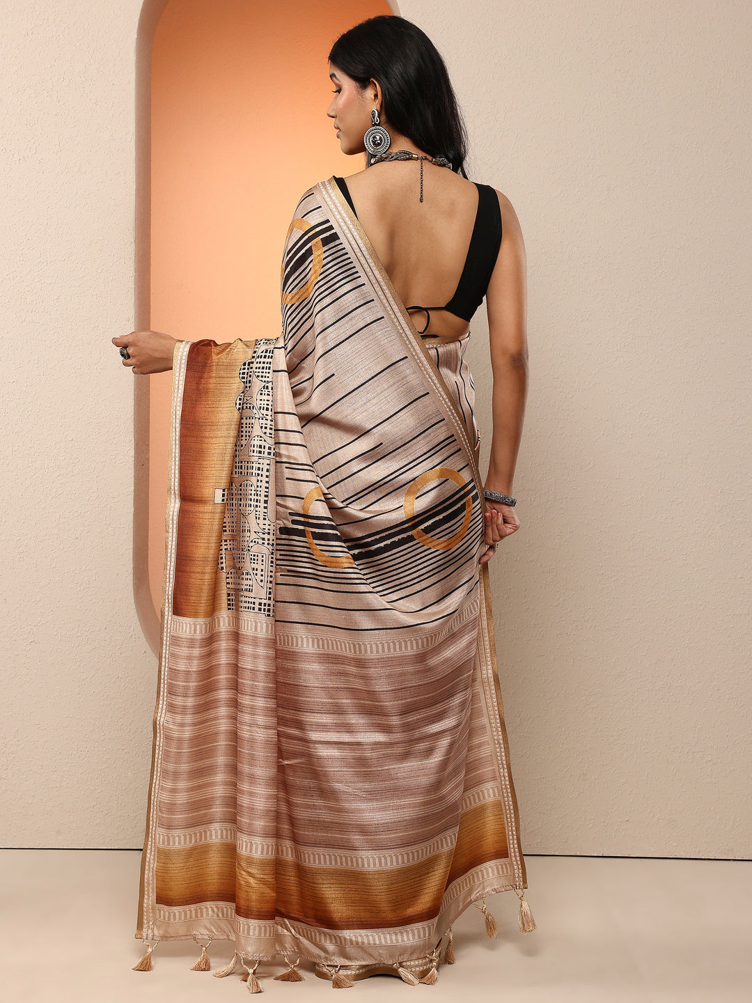 Mustard Printed Silk Blend Saree With Unstitched Blouse Piece