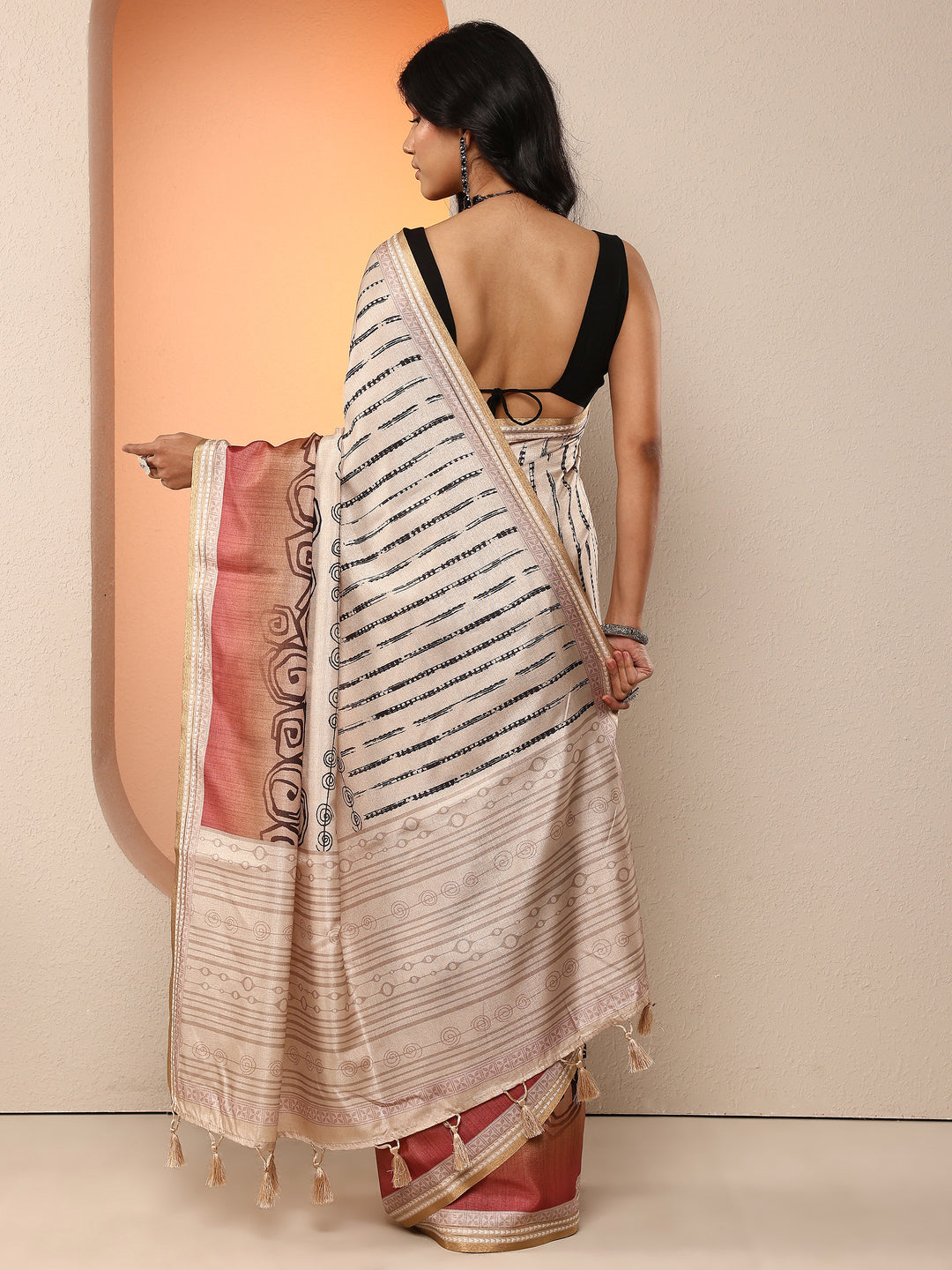 Beige Geomteric Printed Silk Blend Saree With Unstitched Blouse Piece