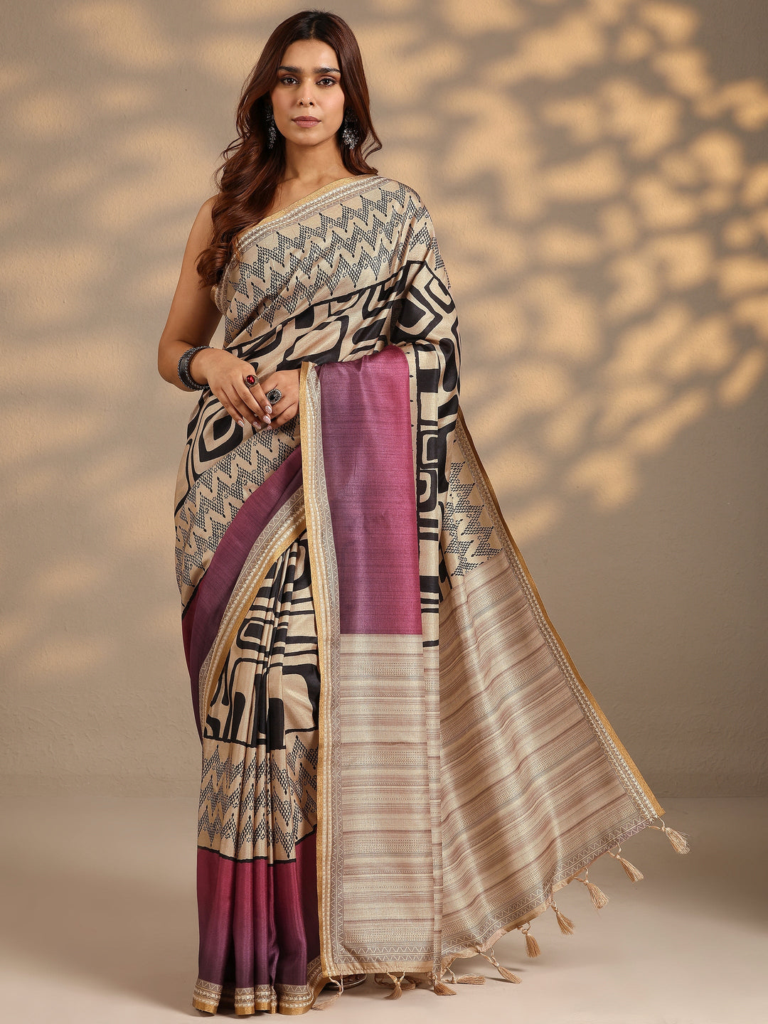Beige Geometric Printed Silk Blend Saree With Unstitched Blouse Piece