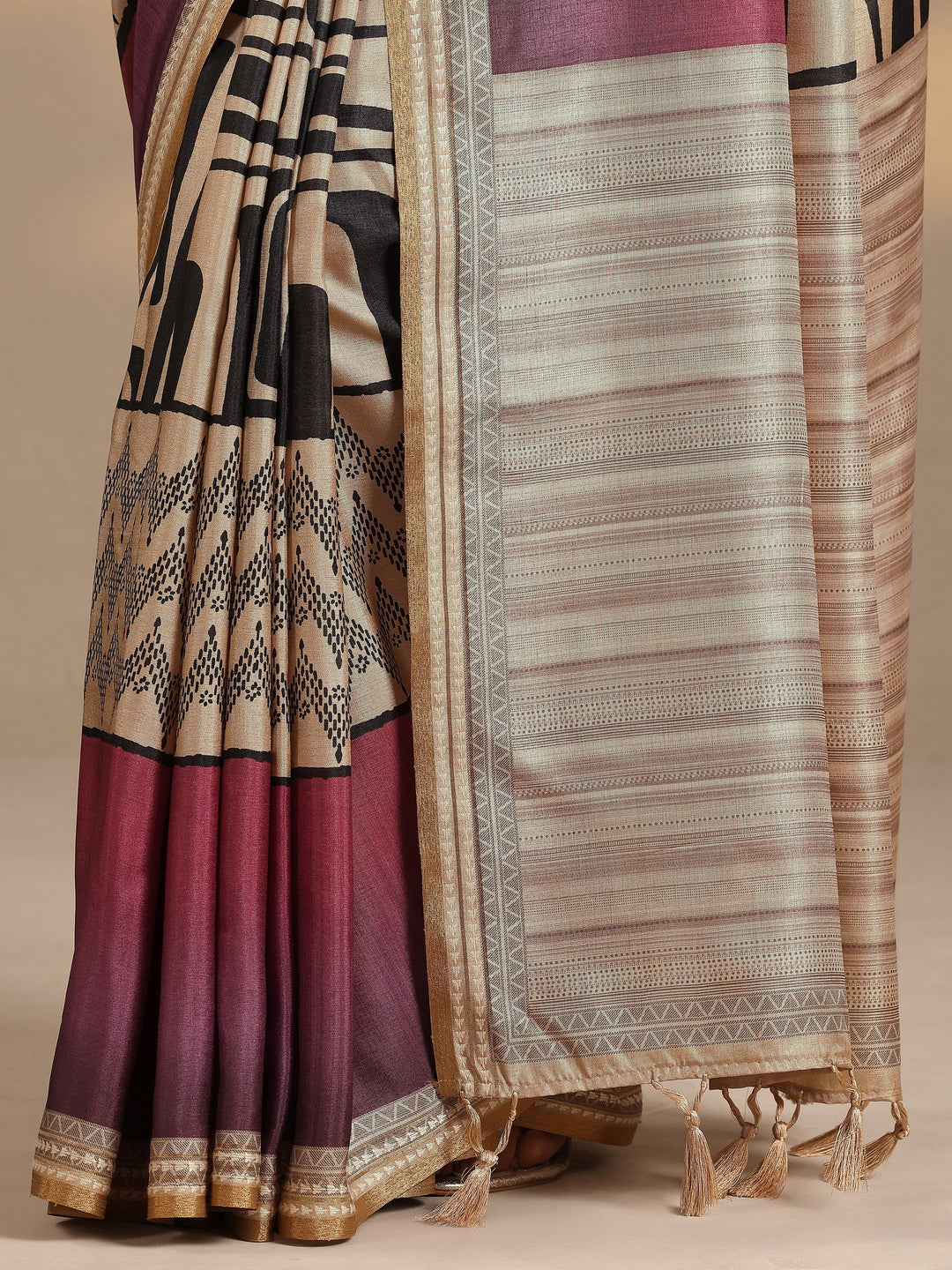 Beige Geometric Printed Silk Blend Saree With Unstitched Blouse Piece