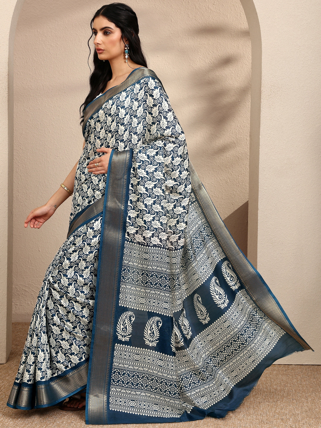 Navy Blue Printed Silk Blend Saree With Unstitched Blouse Piece