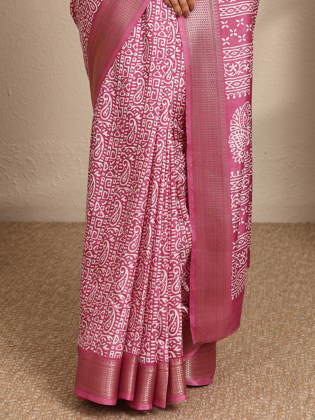 Pink Paisley Printed Silk Blend Saree With Unstitched Blouse Piece