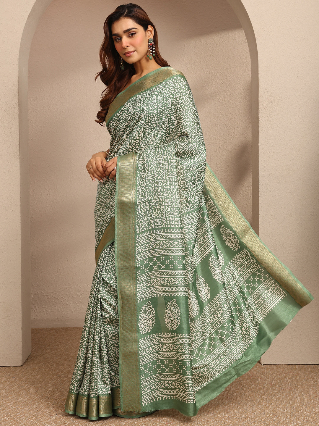 Green Paisley Printed Silk Blend Saree With Unstitched Blouse Piece