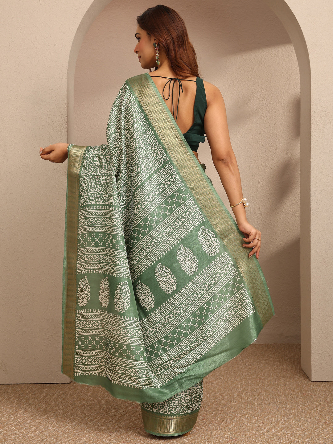 Green Paisley Printed Silk Blend Saree With Unstitched Blouse Piece