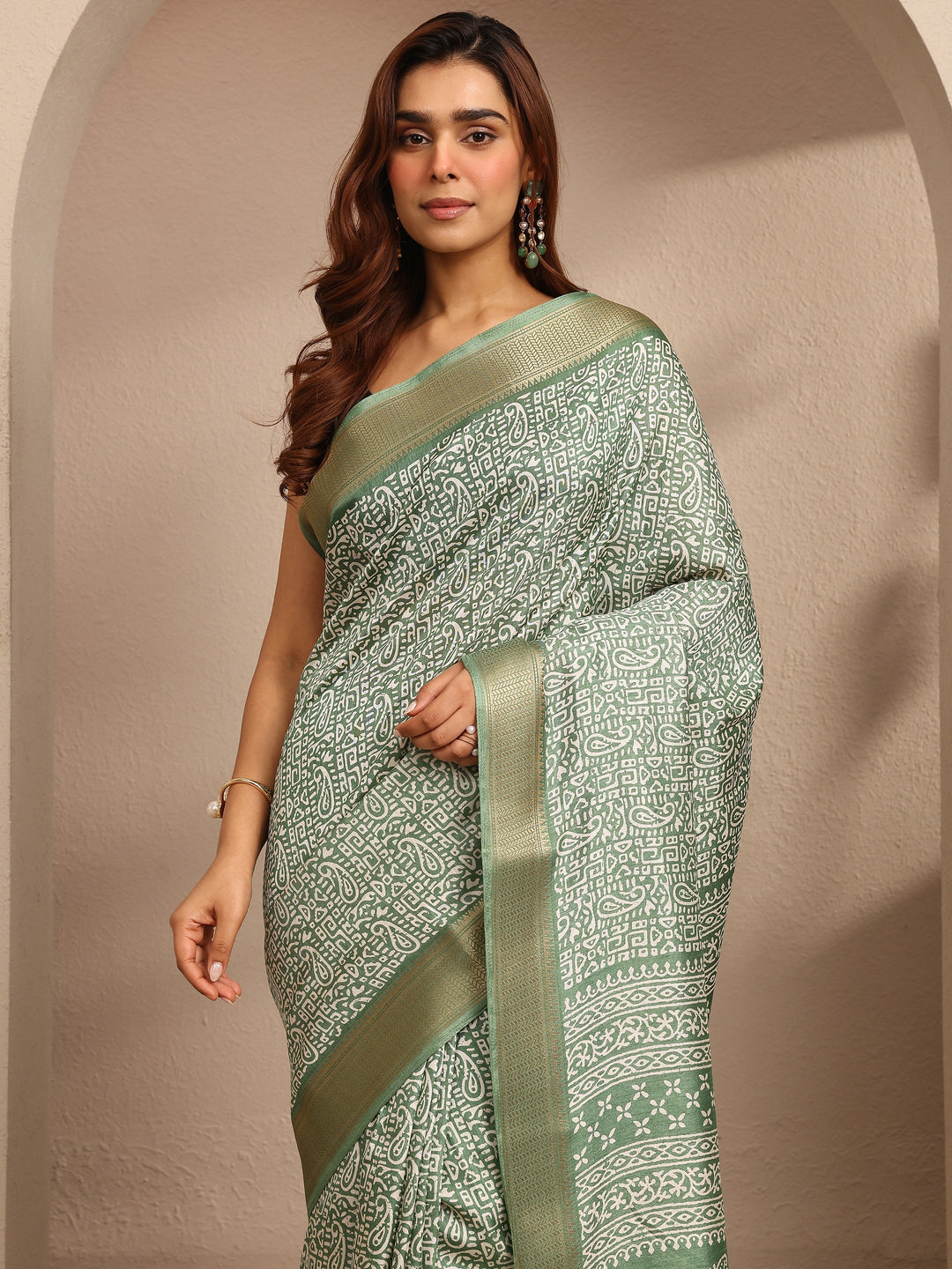 Green Paisley Printed Silk Blend Saree With Unstitched Blouse Piece